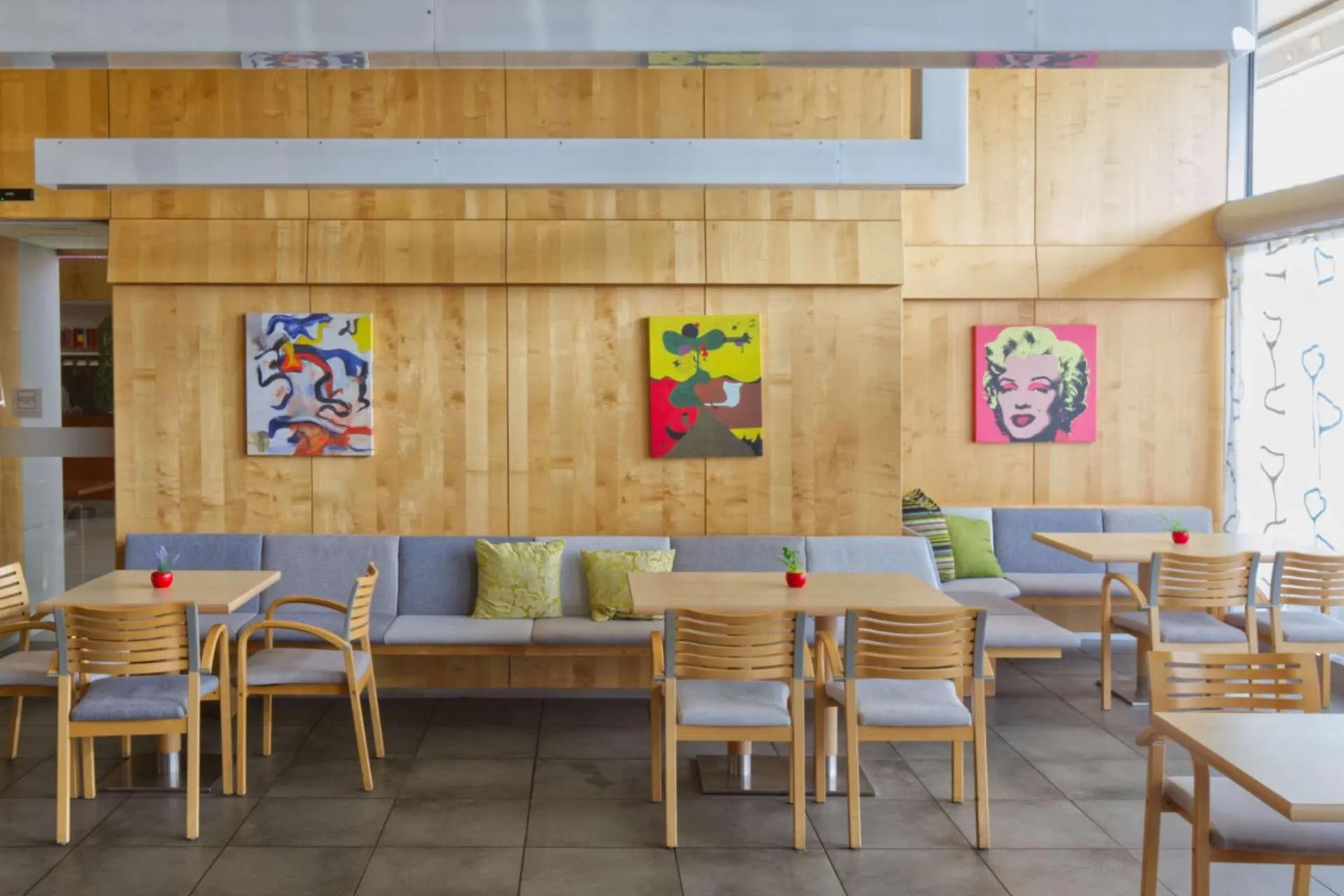 Restaurant/places to eat in Hotel Creina