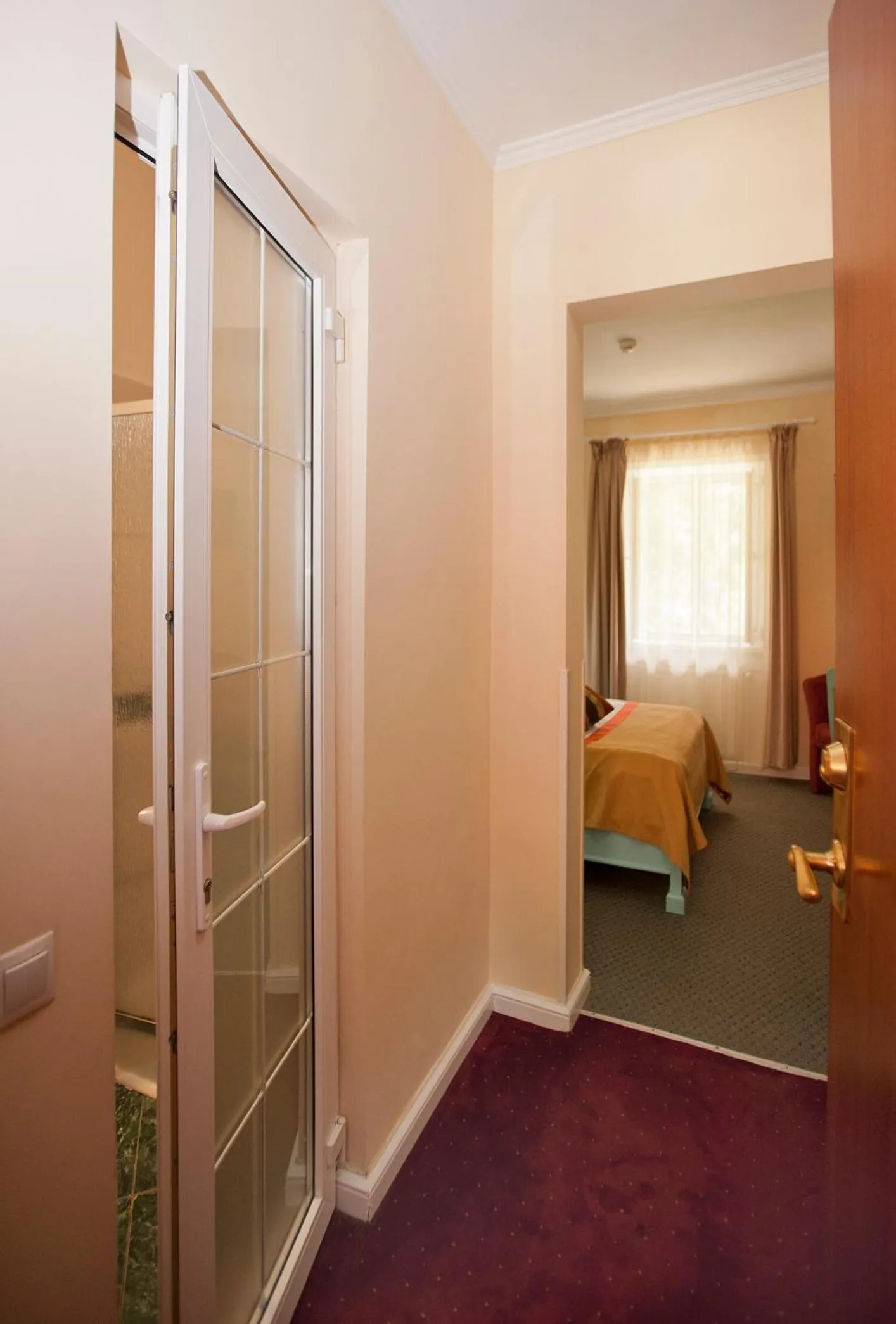 Shower, Bed in Hotel Bastion