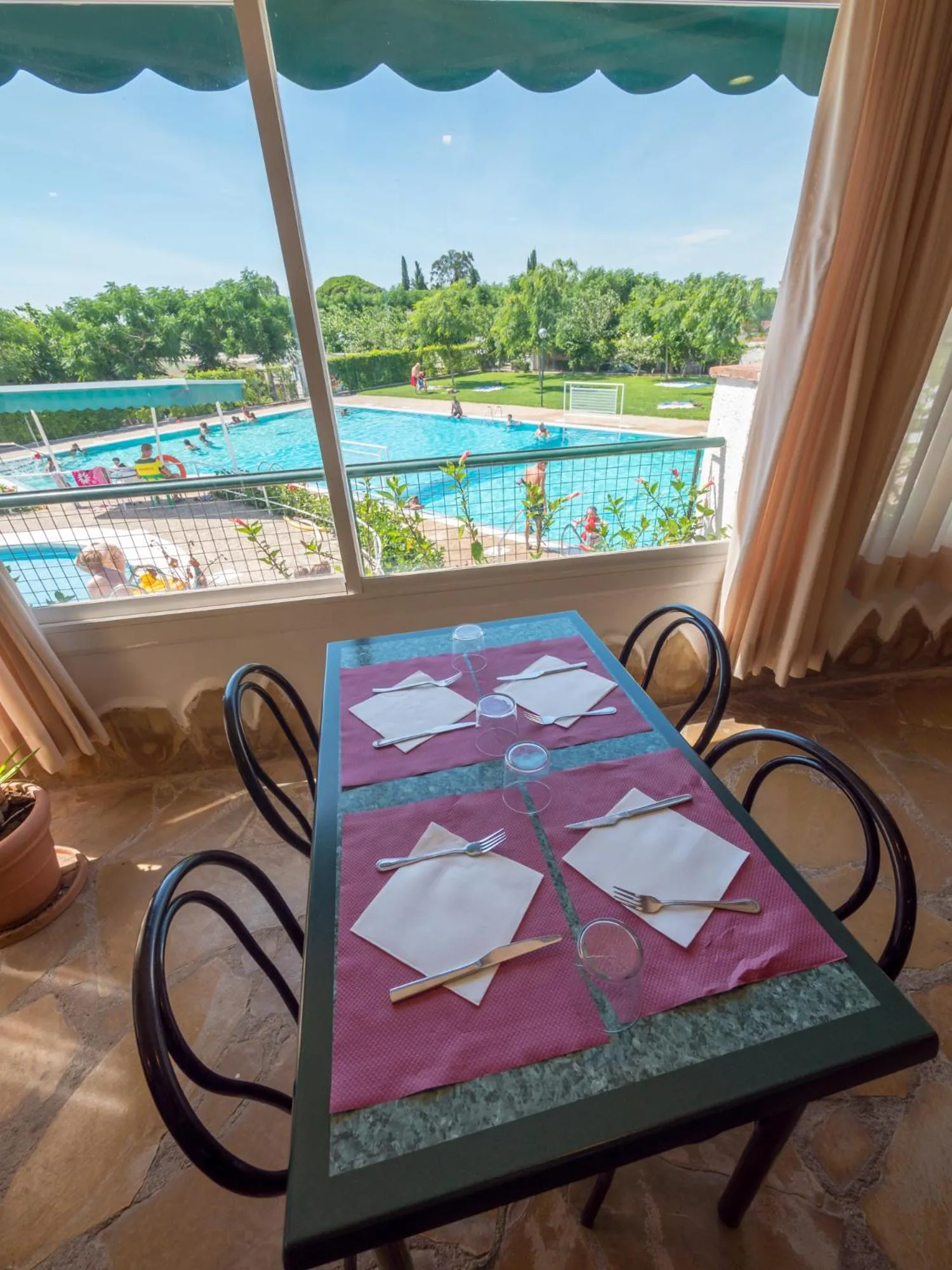 Restaurant/places to eat in Camping Playa y Fiesta