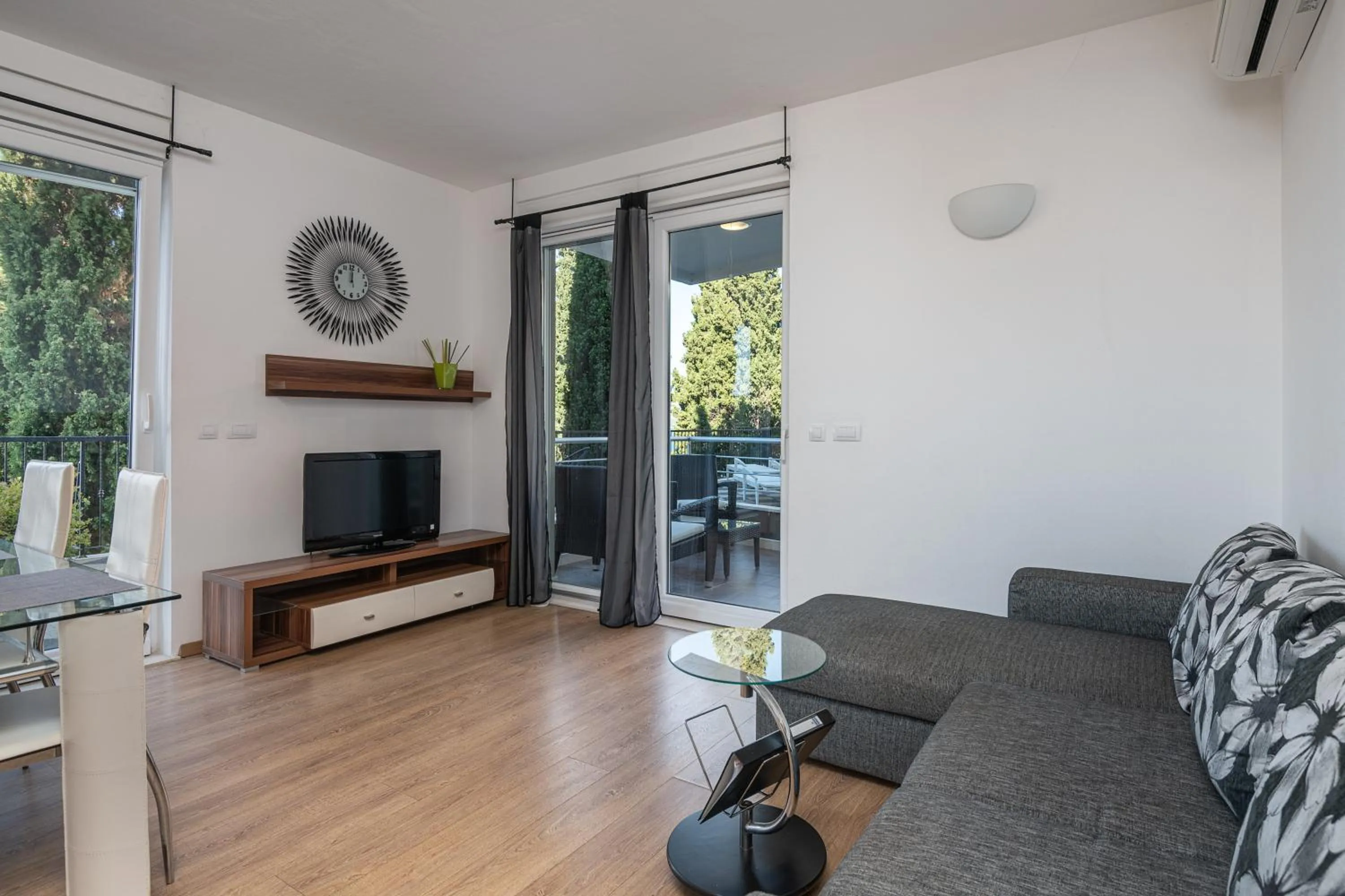 TV and multimedia in Apartments Didan