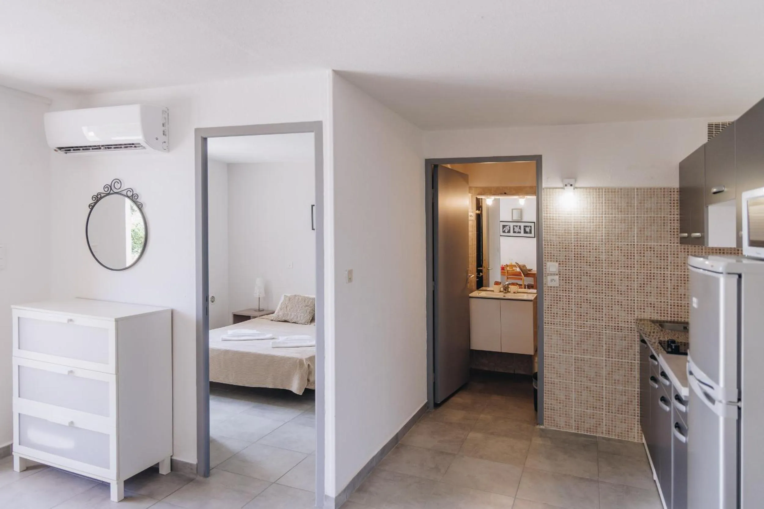 kitchen, Bed in Hôtel et Résidence Benista