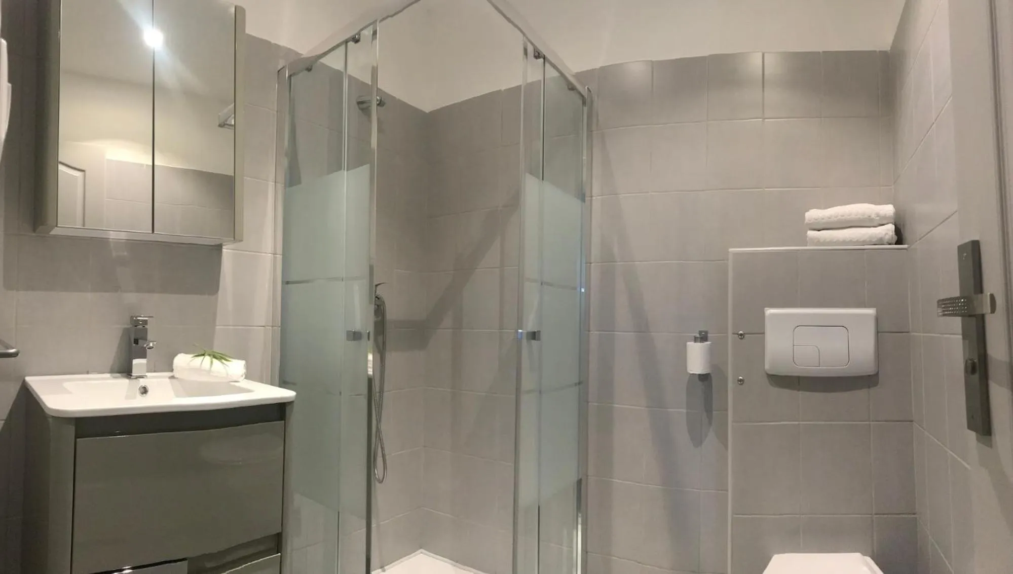 Shower in Hôtel et Résidence Benista