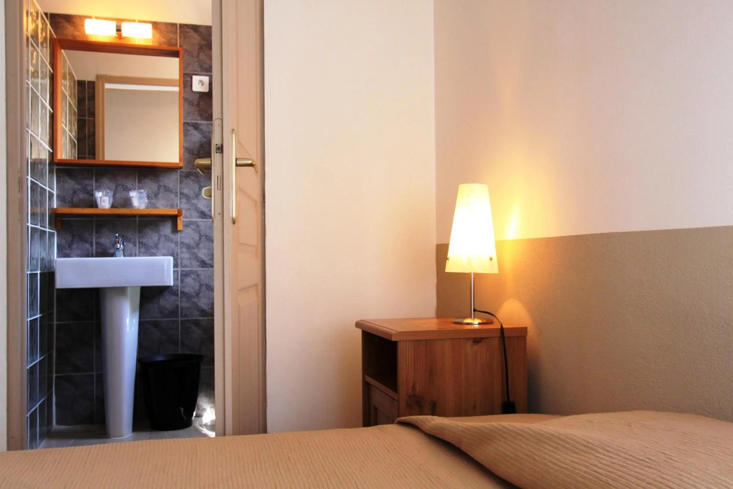 Bedroom, Bed in Hôtel et Résidence Benista