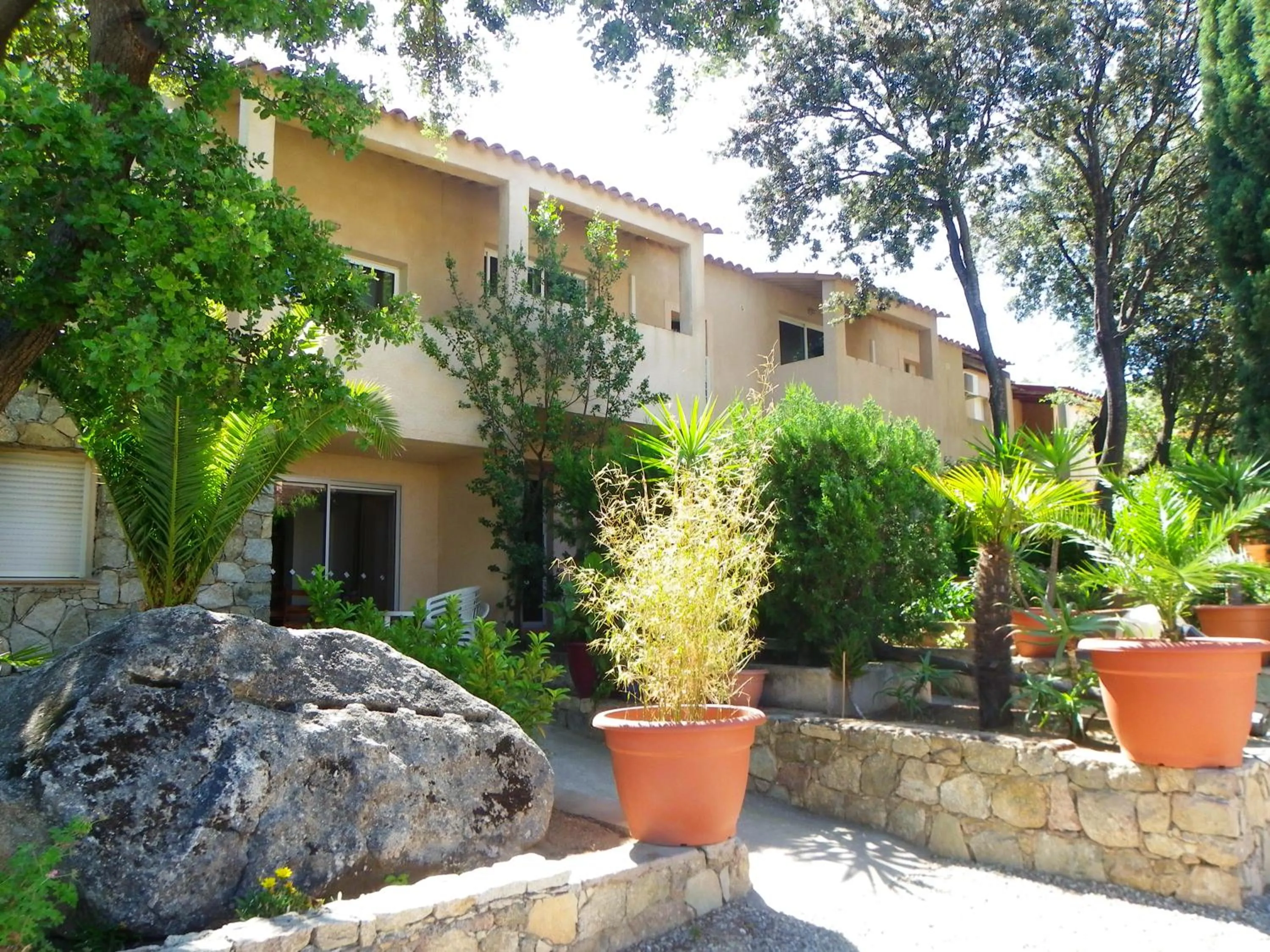 Patio in Hôtel et Résidence Benista