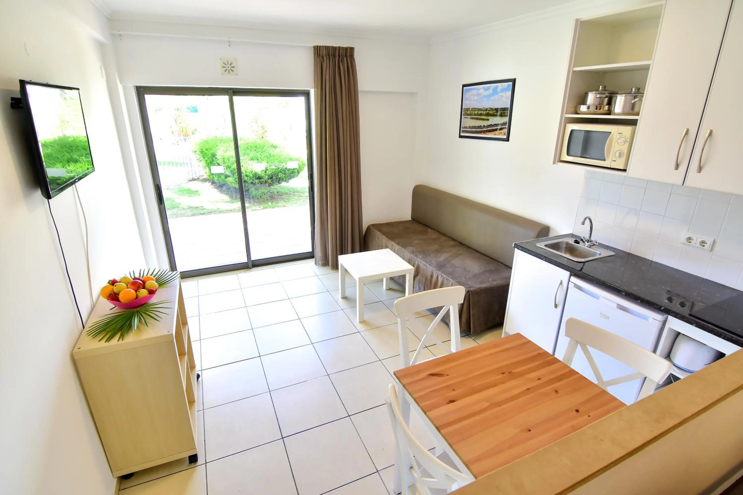 Photo of the whole room in Bayside Salgados