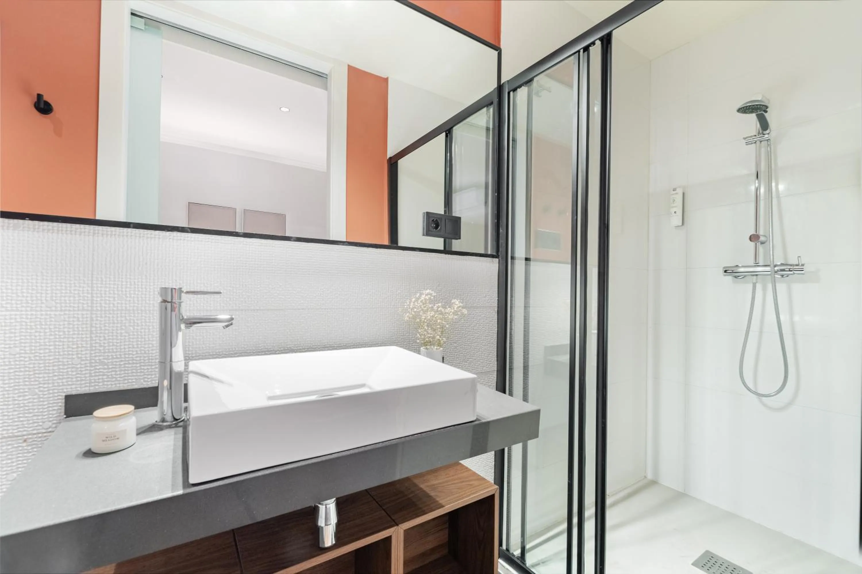 Shower in LeMar by Aspasios