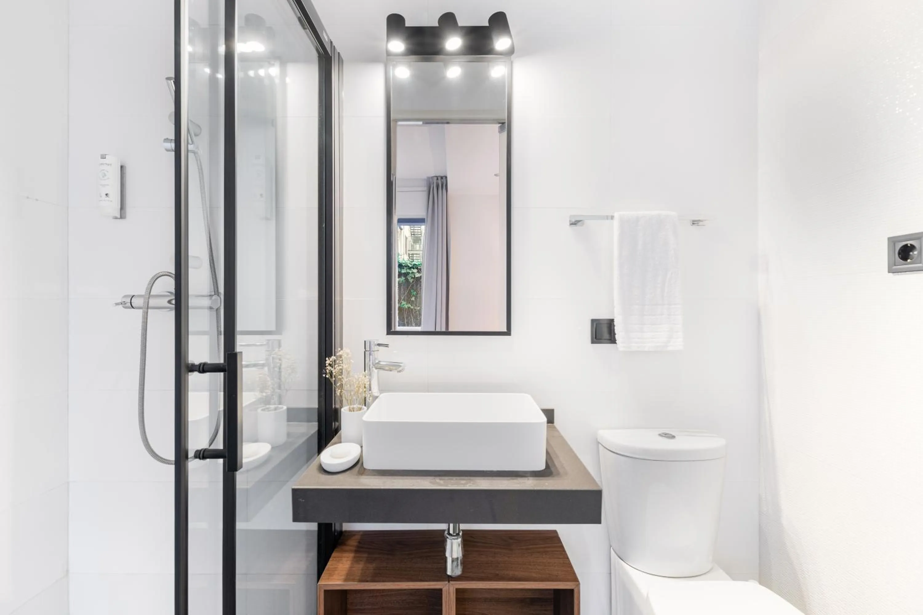 Shower in LeMar by Aspasios