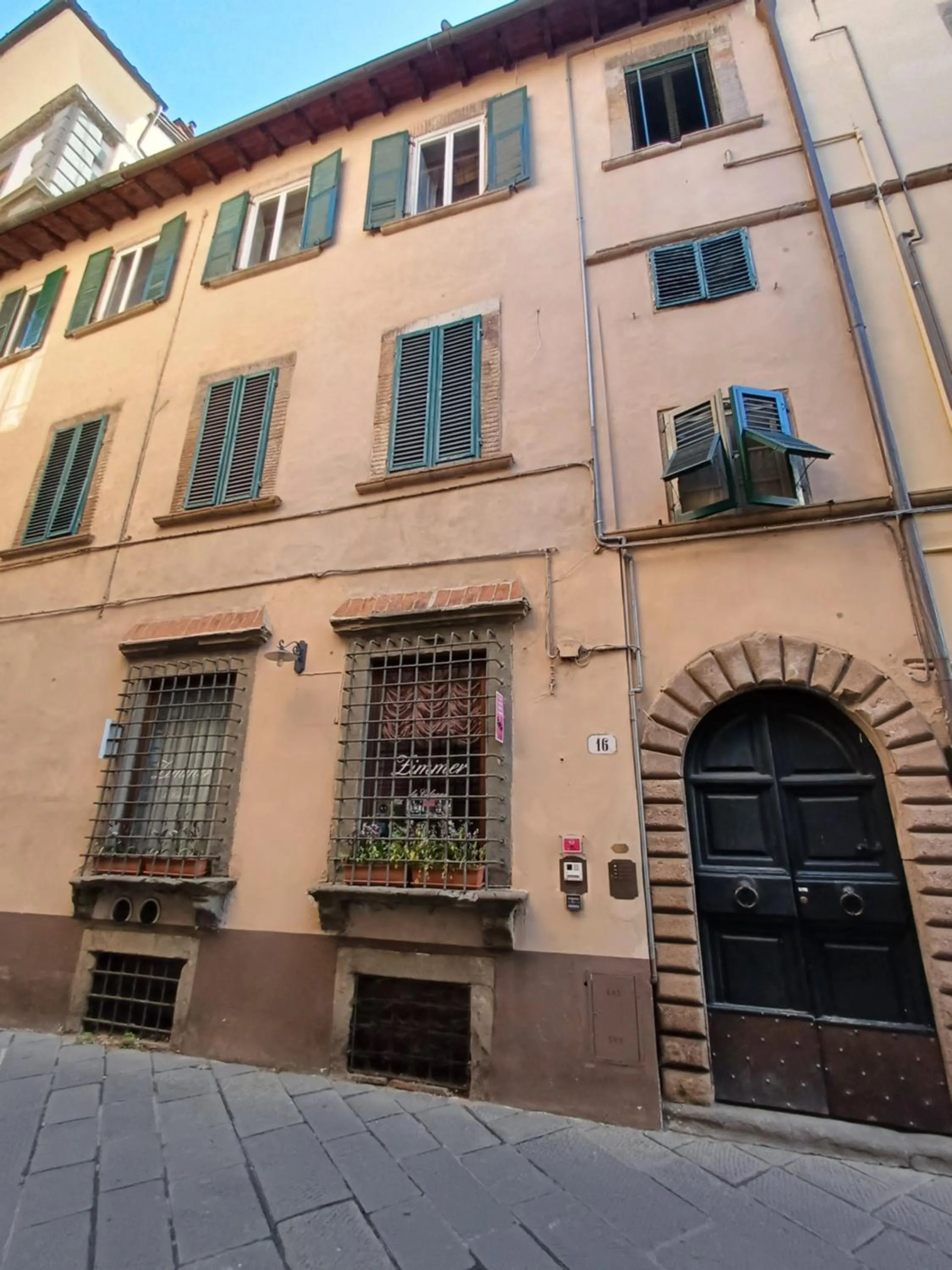 Property building in La Colonna Historic Centre