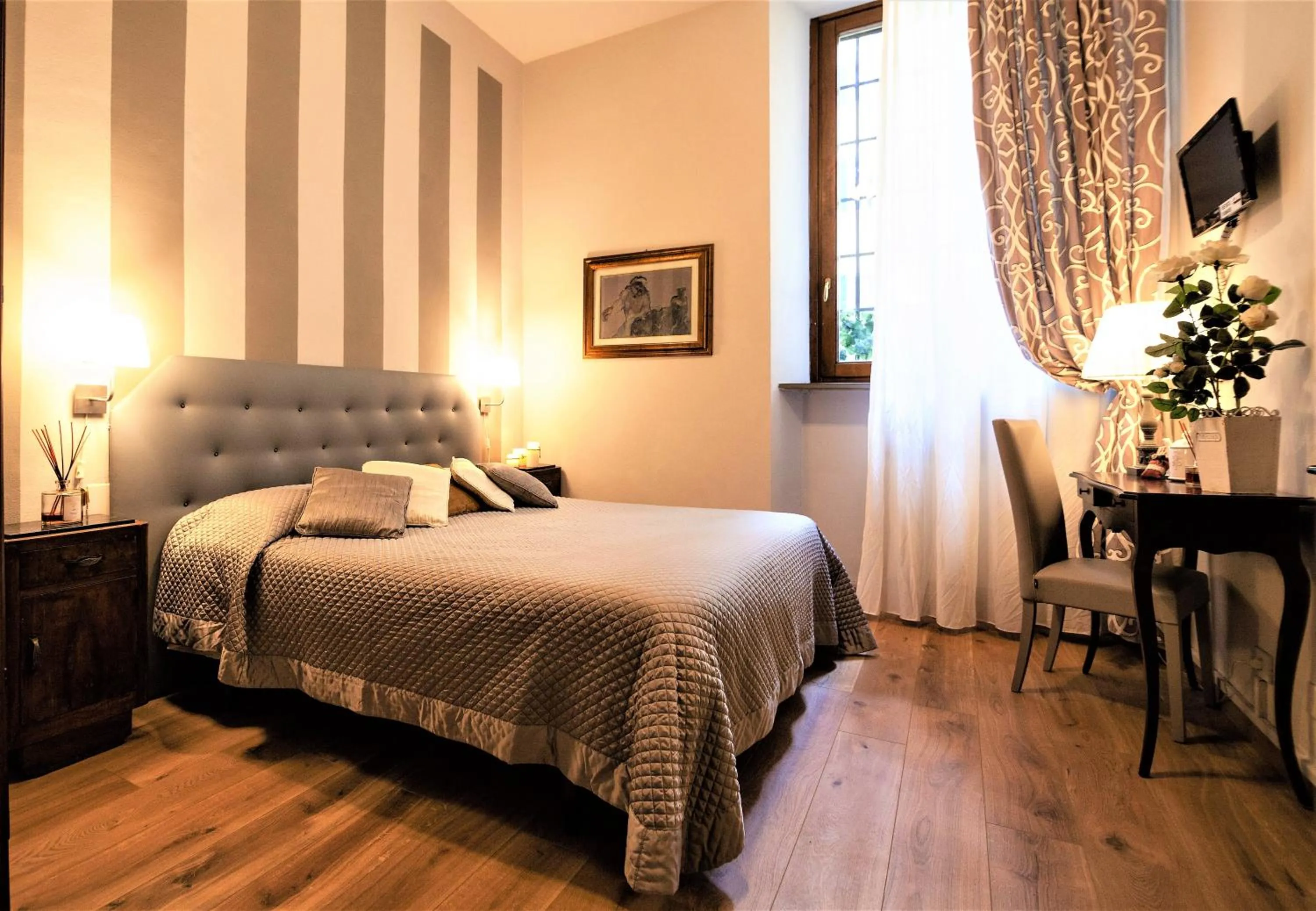Photo of the whole room, Bed in La Colonna Historic Centre