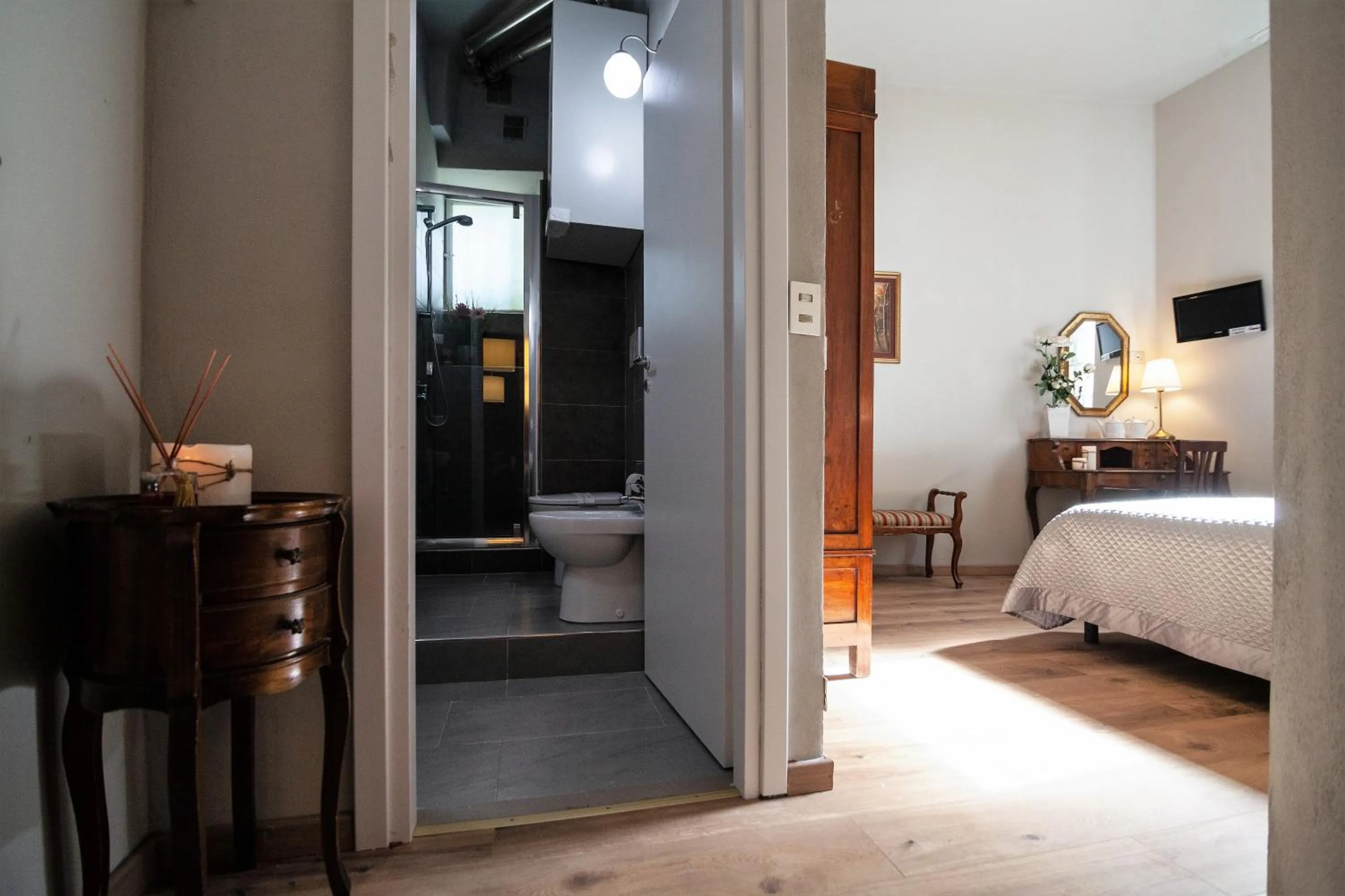Photo of the whole room, Bed in La Colonna Historic Centre