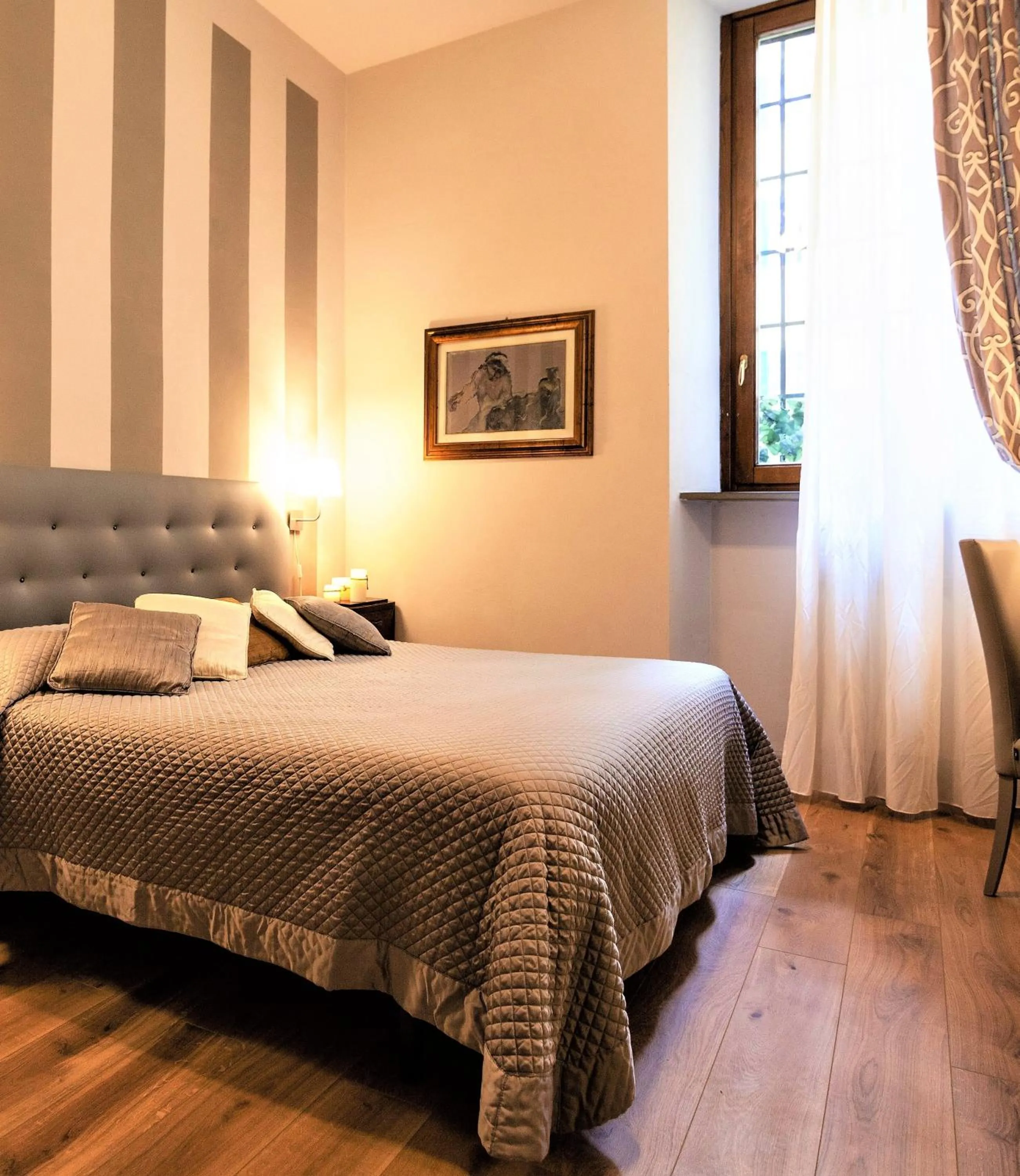 Photo of the whole room, Bed in La Colonna Historic Centre