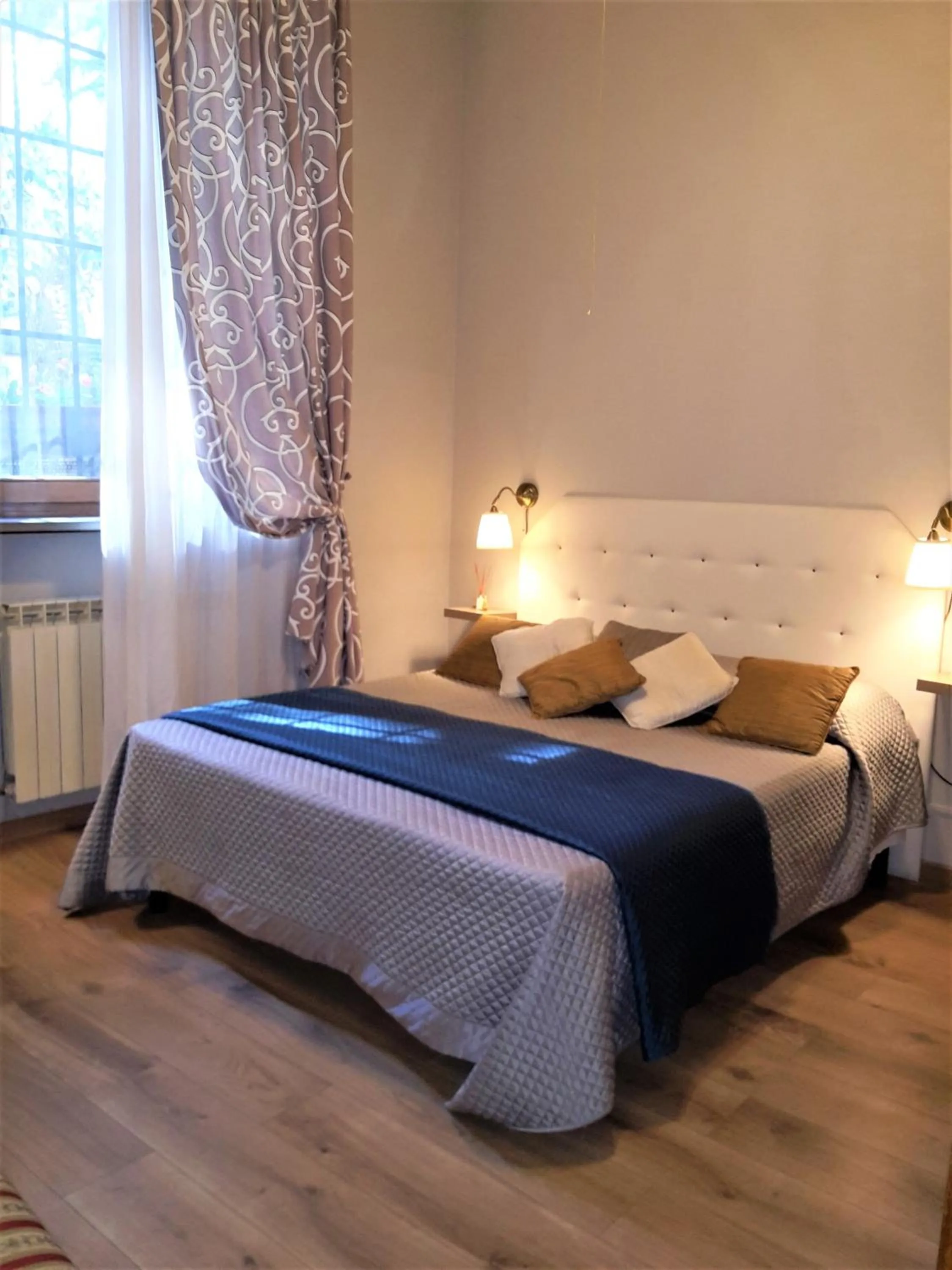 Photo of the whole room, Bed in La Colonna Historic Centre