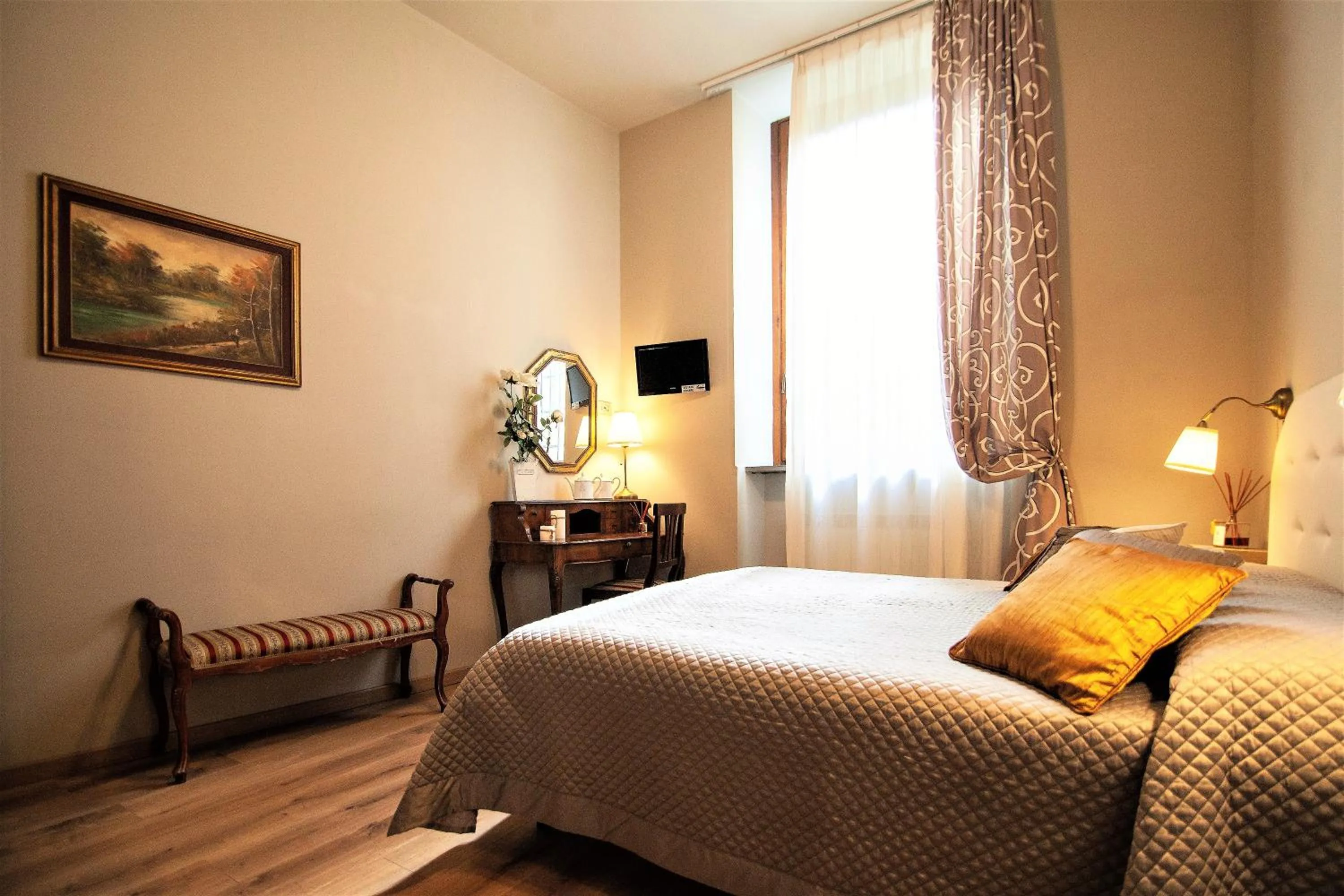 Bathroom, Bed in La Colonna Historic Centre