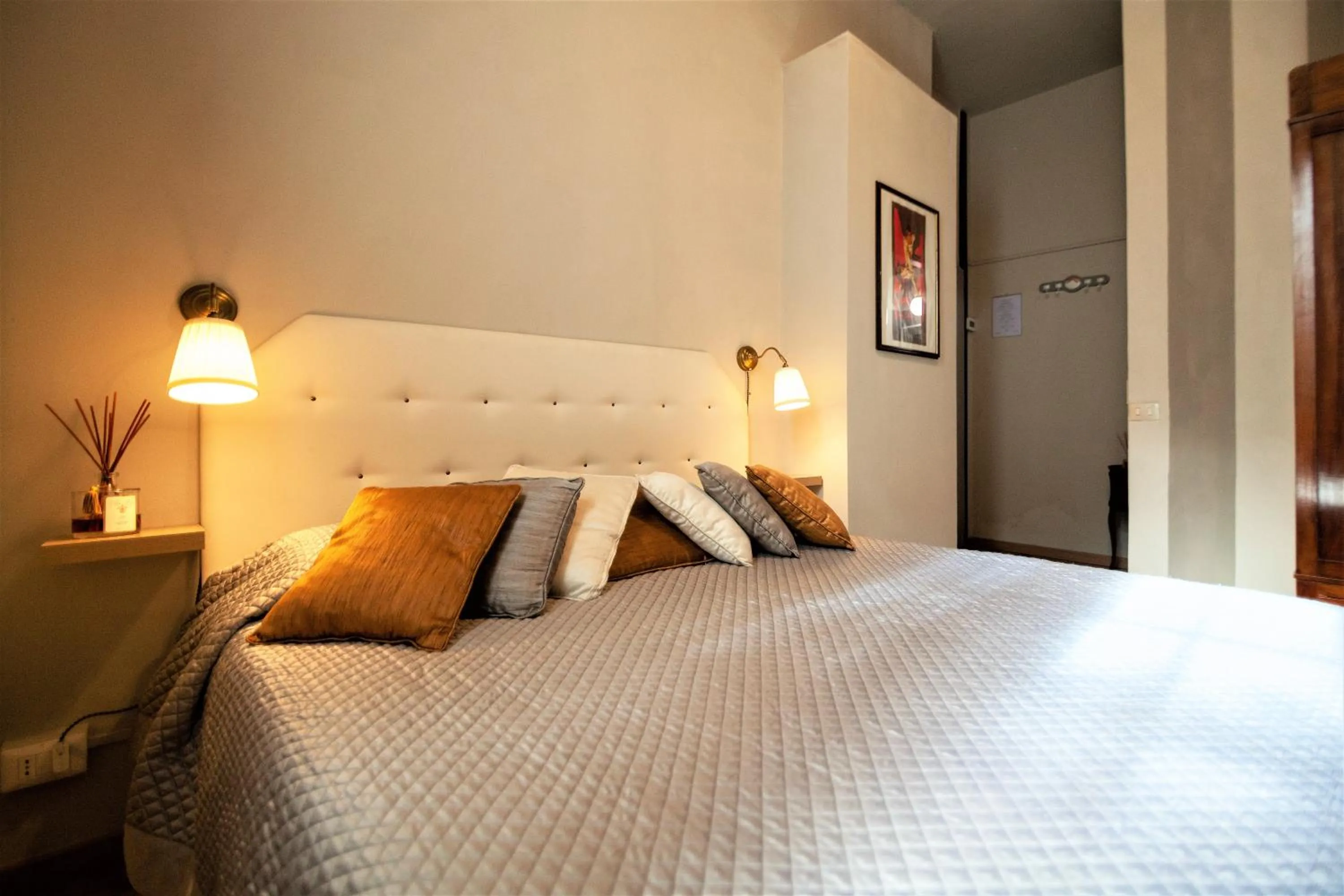 Photo of the whole room, Bed in La Colonna Historic Centre
