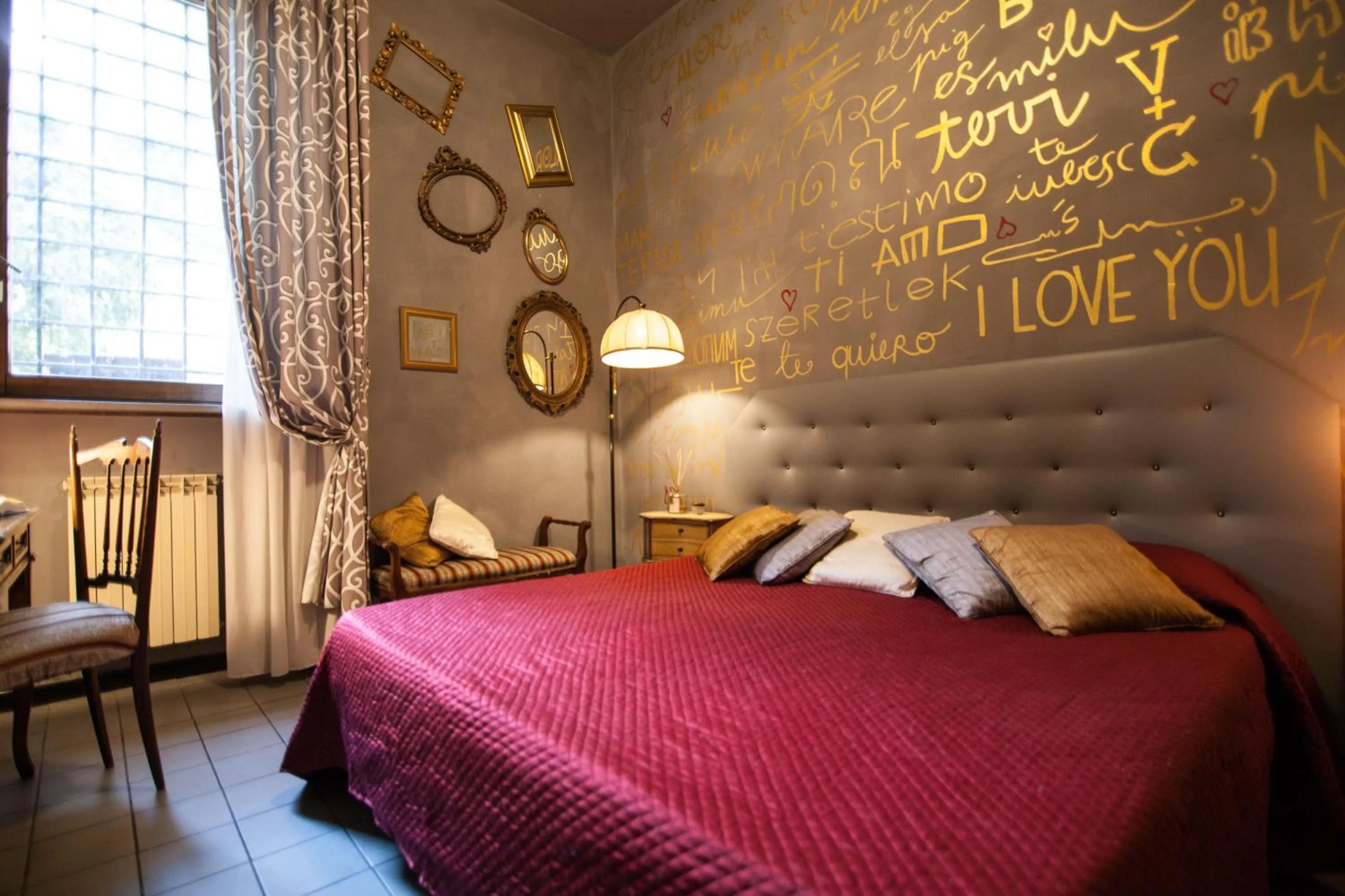 Photo of the whole room, Bed in La Colonna Historic Centre