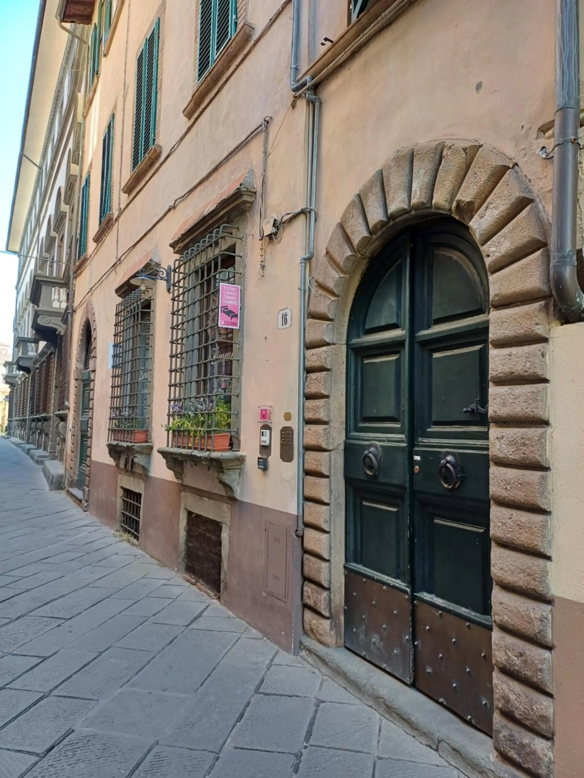 Property building in La Colonna Historic Centre