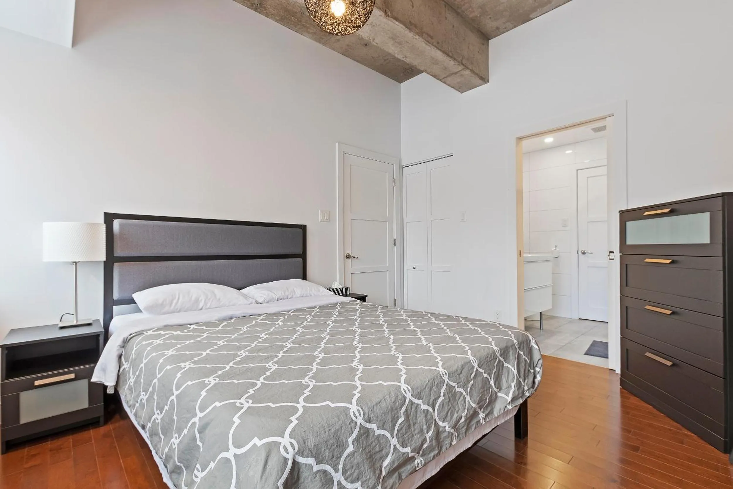 Bed in mtlFlats - Condotel Le Luxe