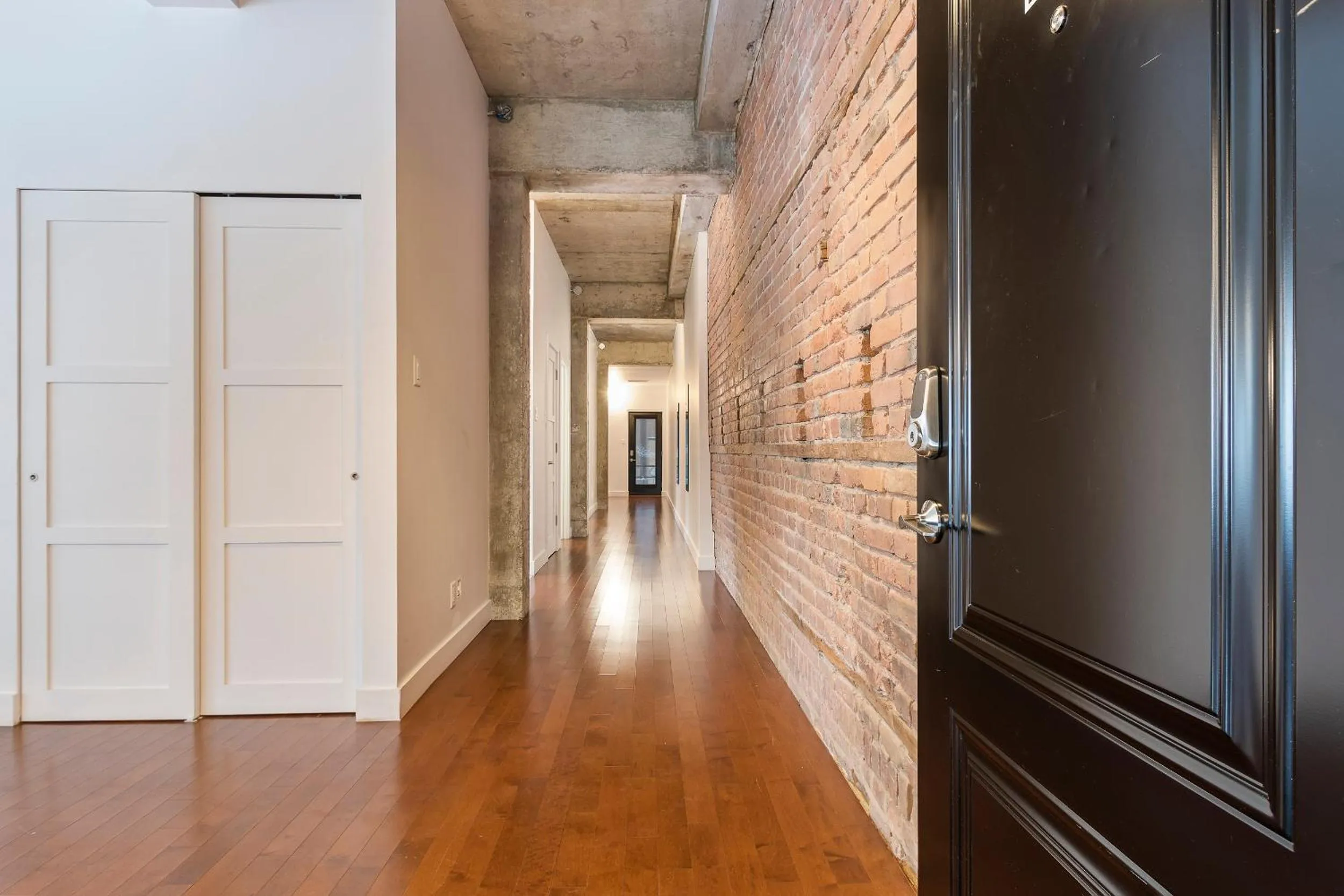 Facade/entrance in mtlFlats - Condotel Le Luxe