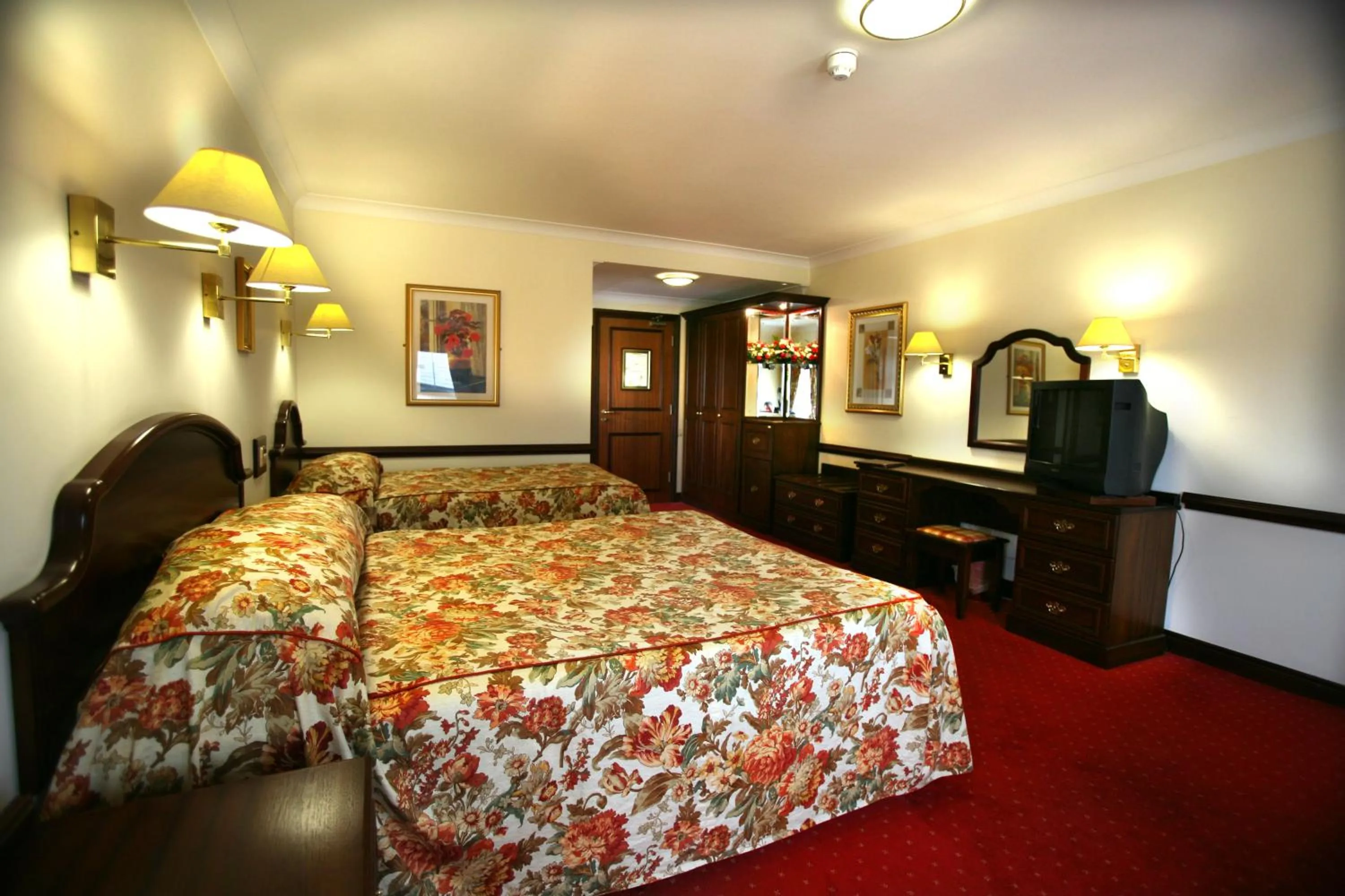 Bedroom, Bed in Dorrians Imperial Hotel