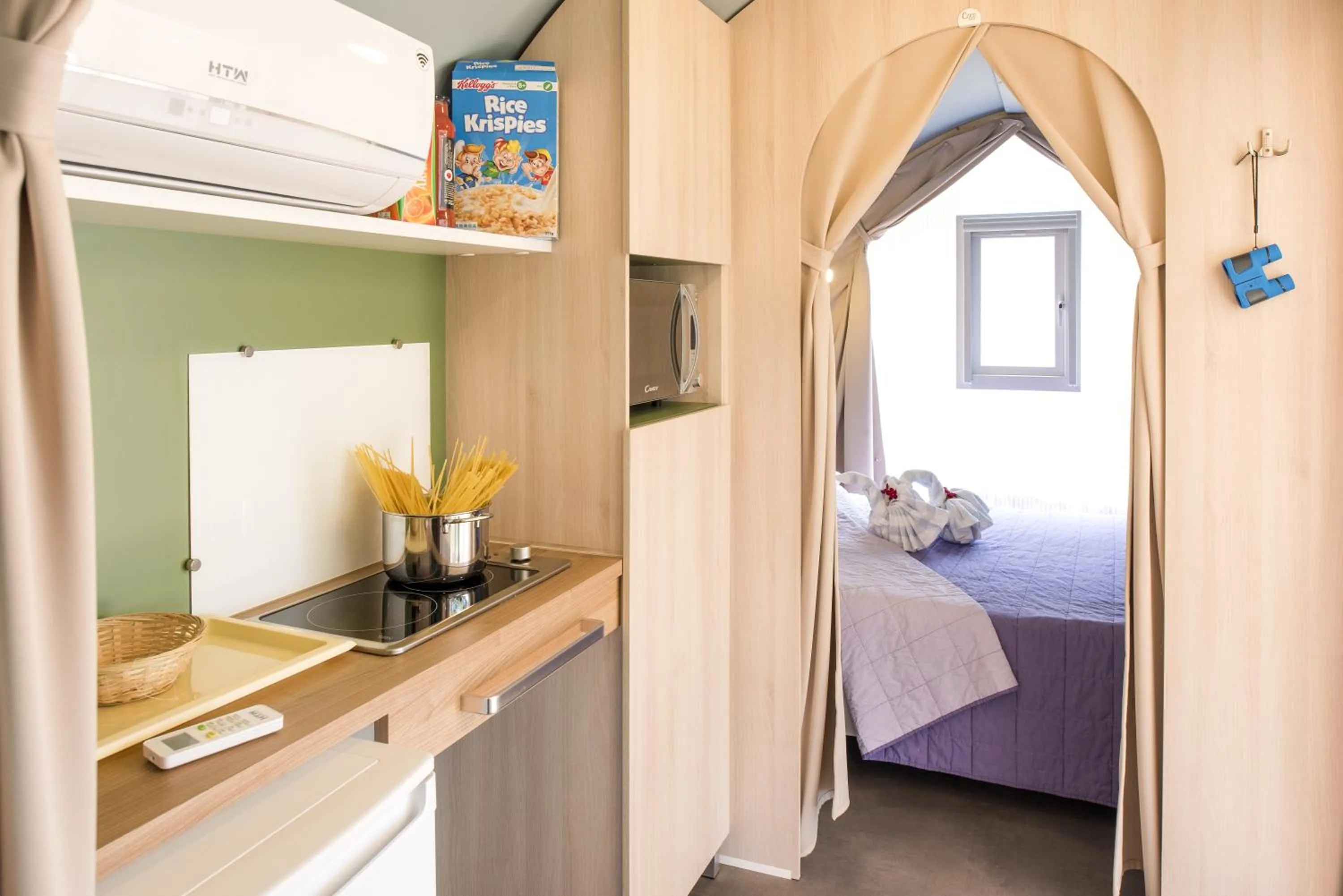 Kitchen or kitchenette, Bed in La Rocca Camping Village