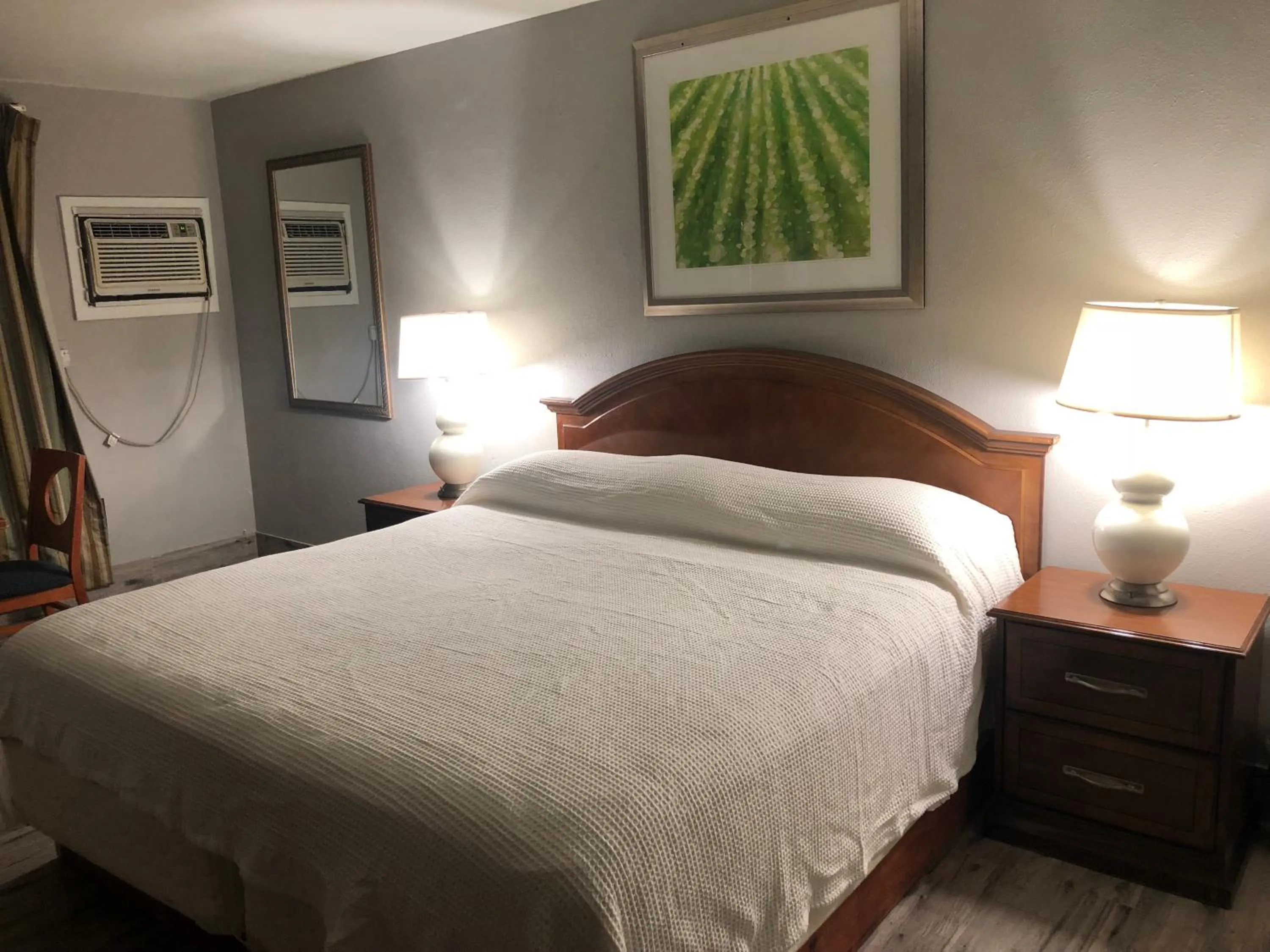 Bed in Bay Breeze Inn Bradenton Downtown