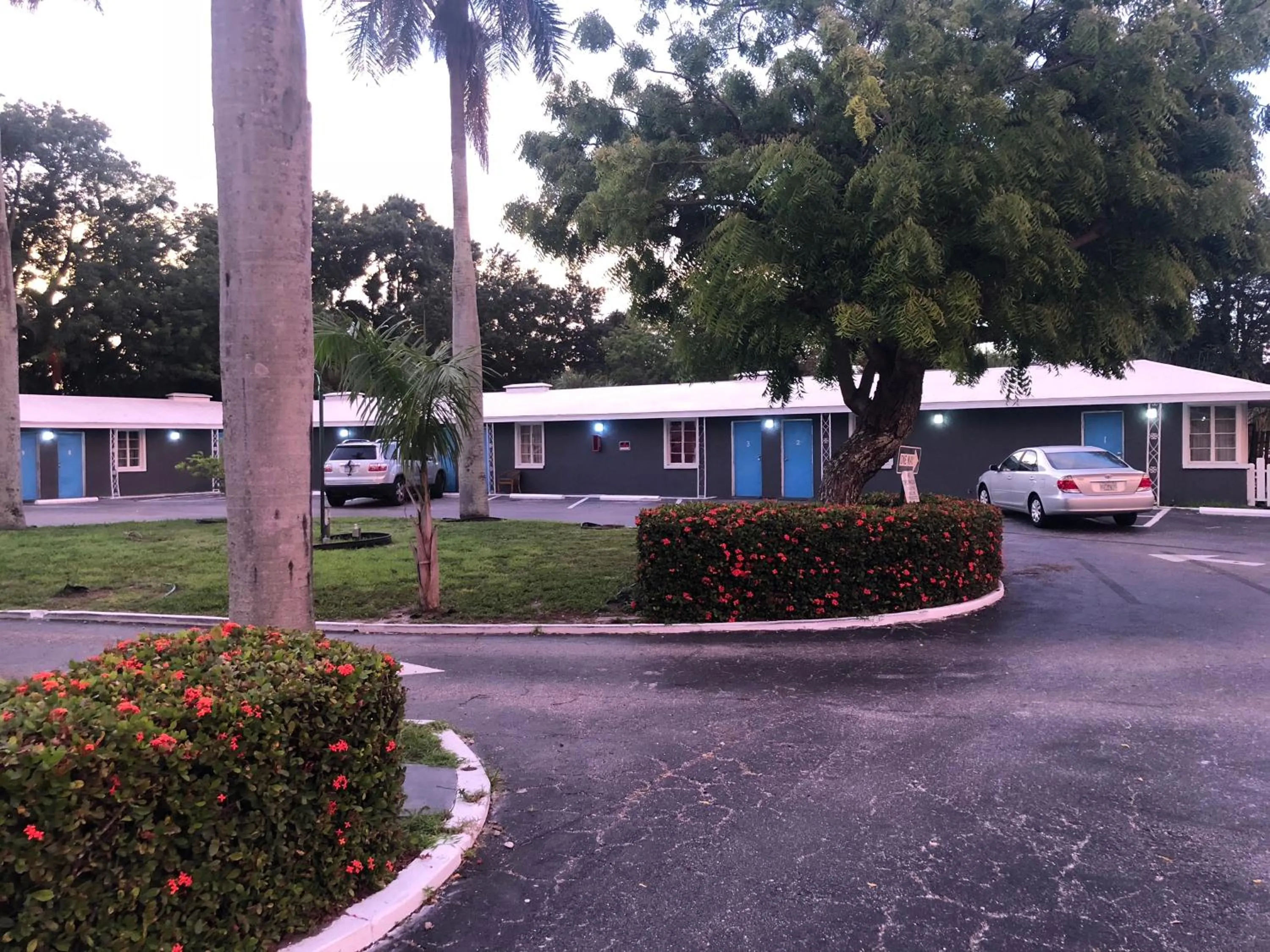 Property building in Bay Breeze Inn Bradenton Downtown