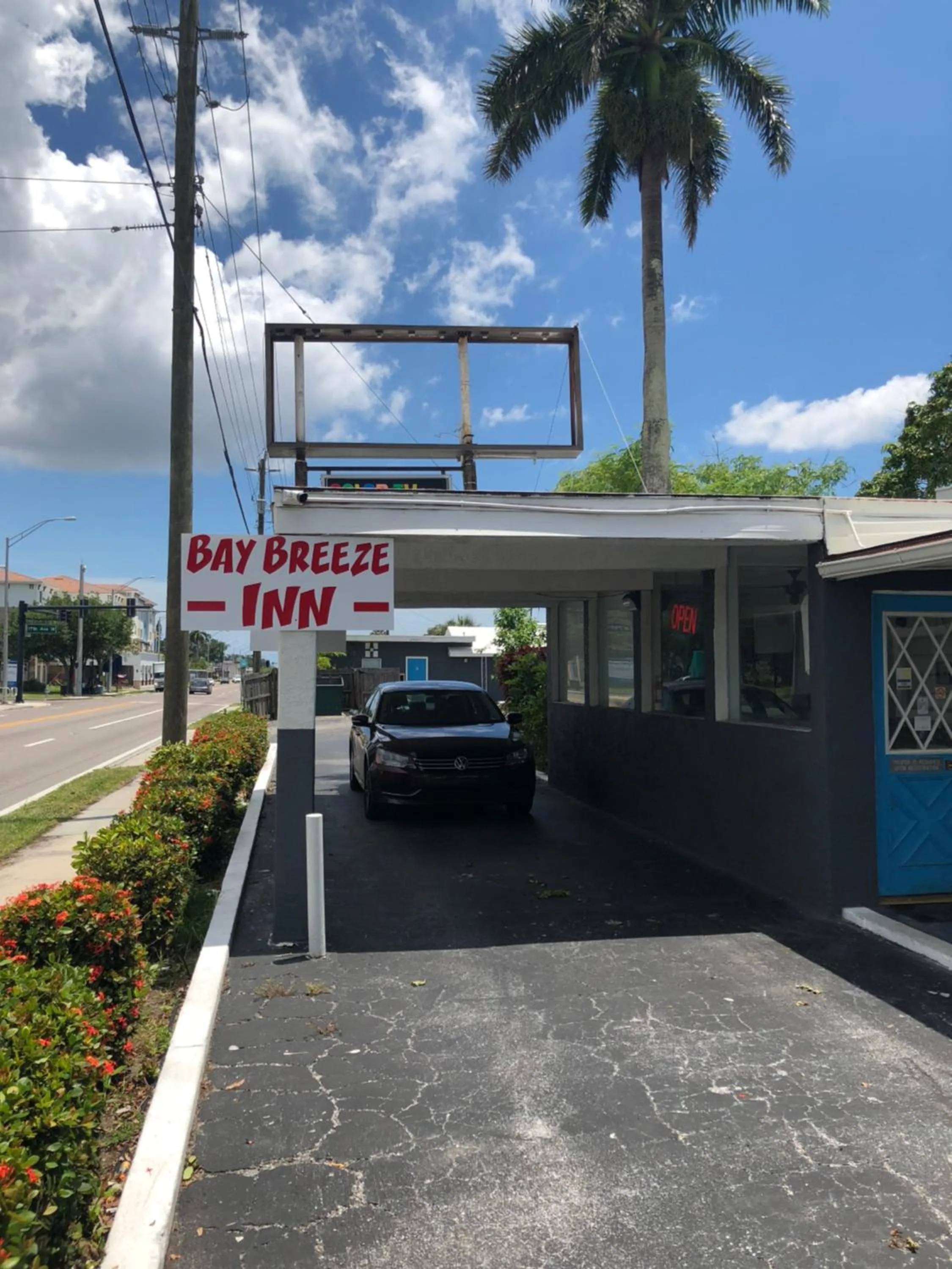 Property building in Bay Breeze Inn Bradenton Downtown
