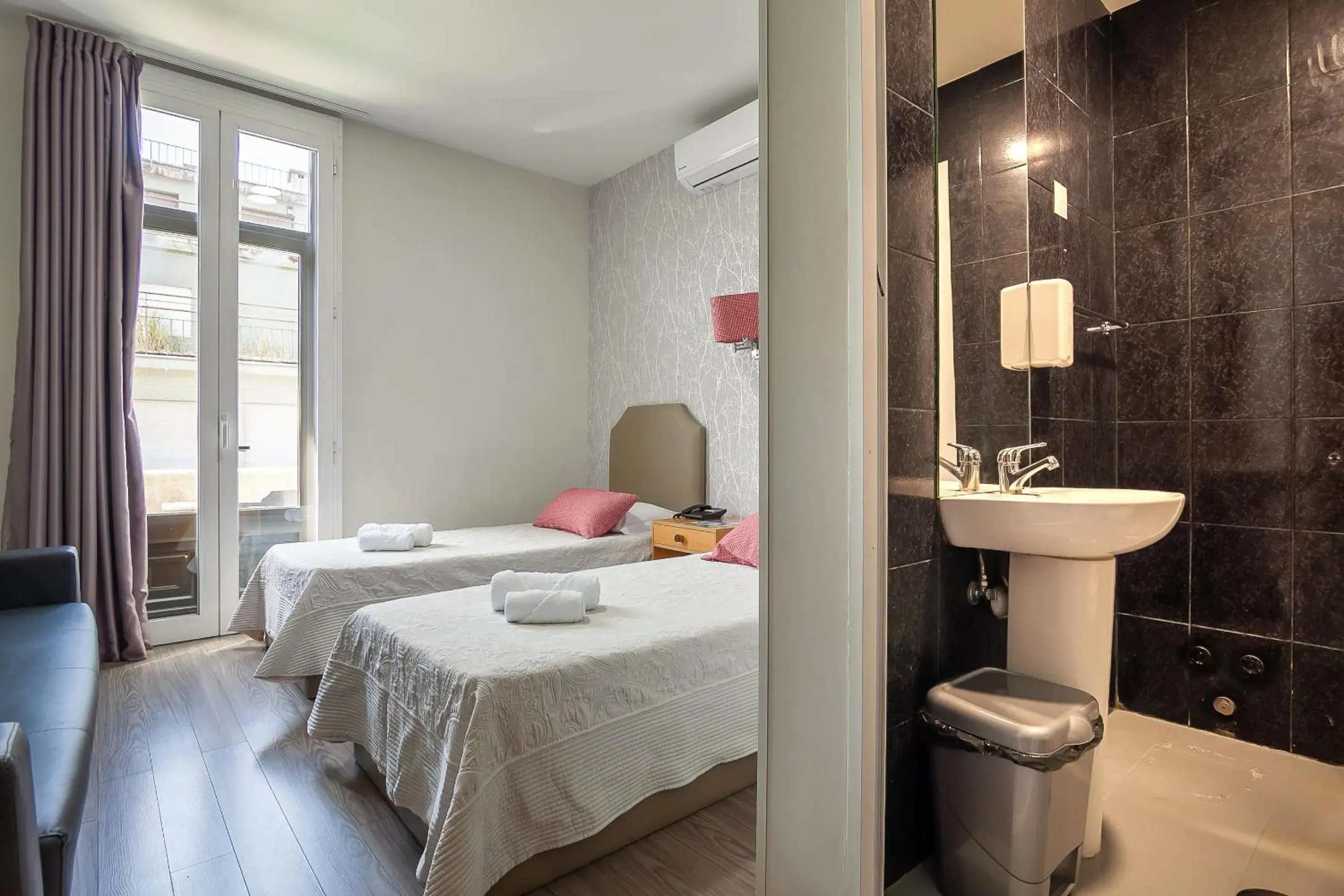 Twin Room in Guest House Porto Clerigus Twin Room in Guest House Porto Clerigus