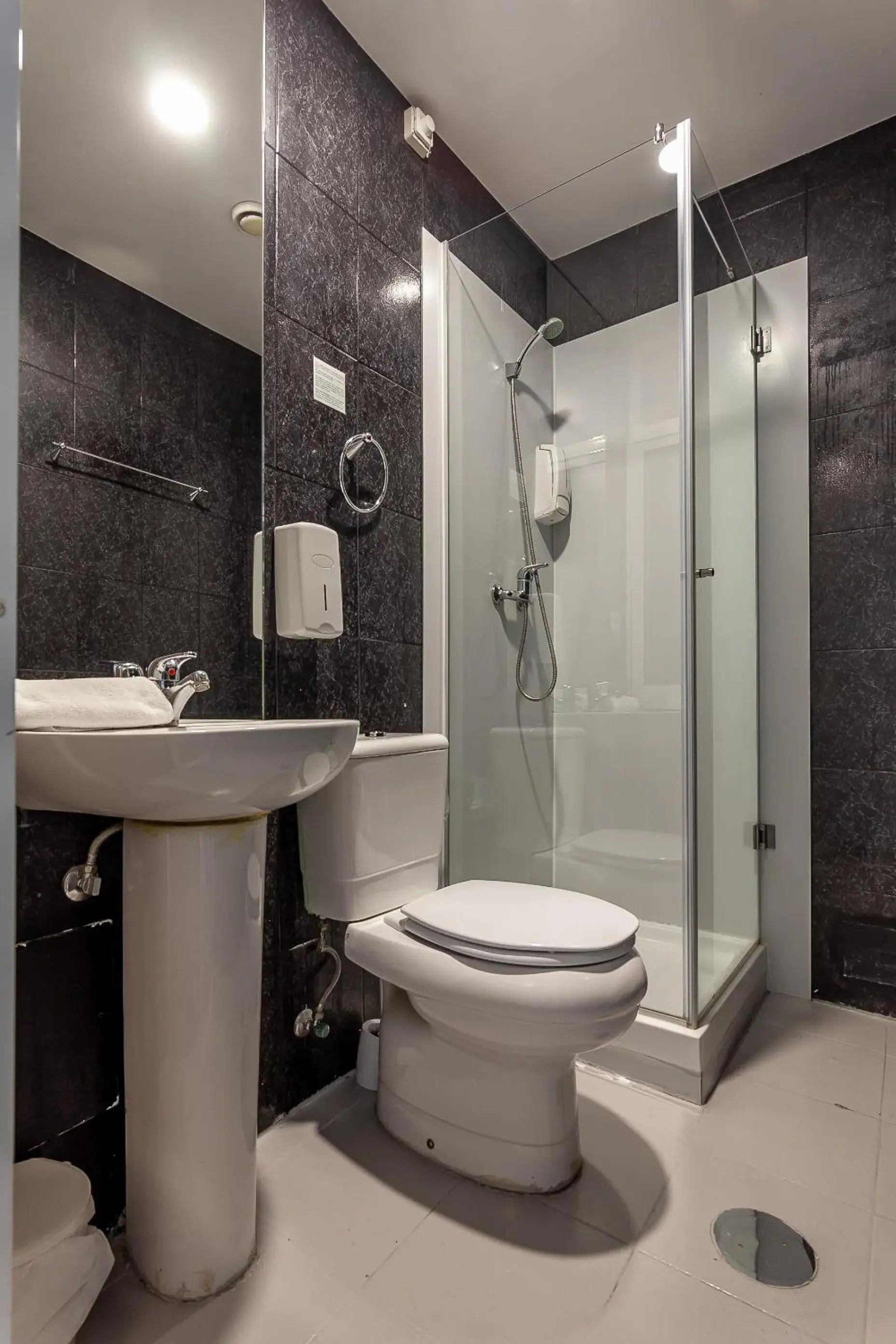 Twin Room in Guest House Porto Clerigus Twin Room in Guest House Porto Clerigus