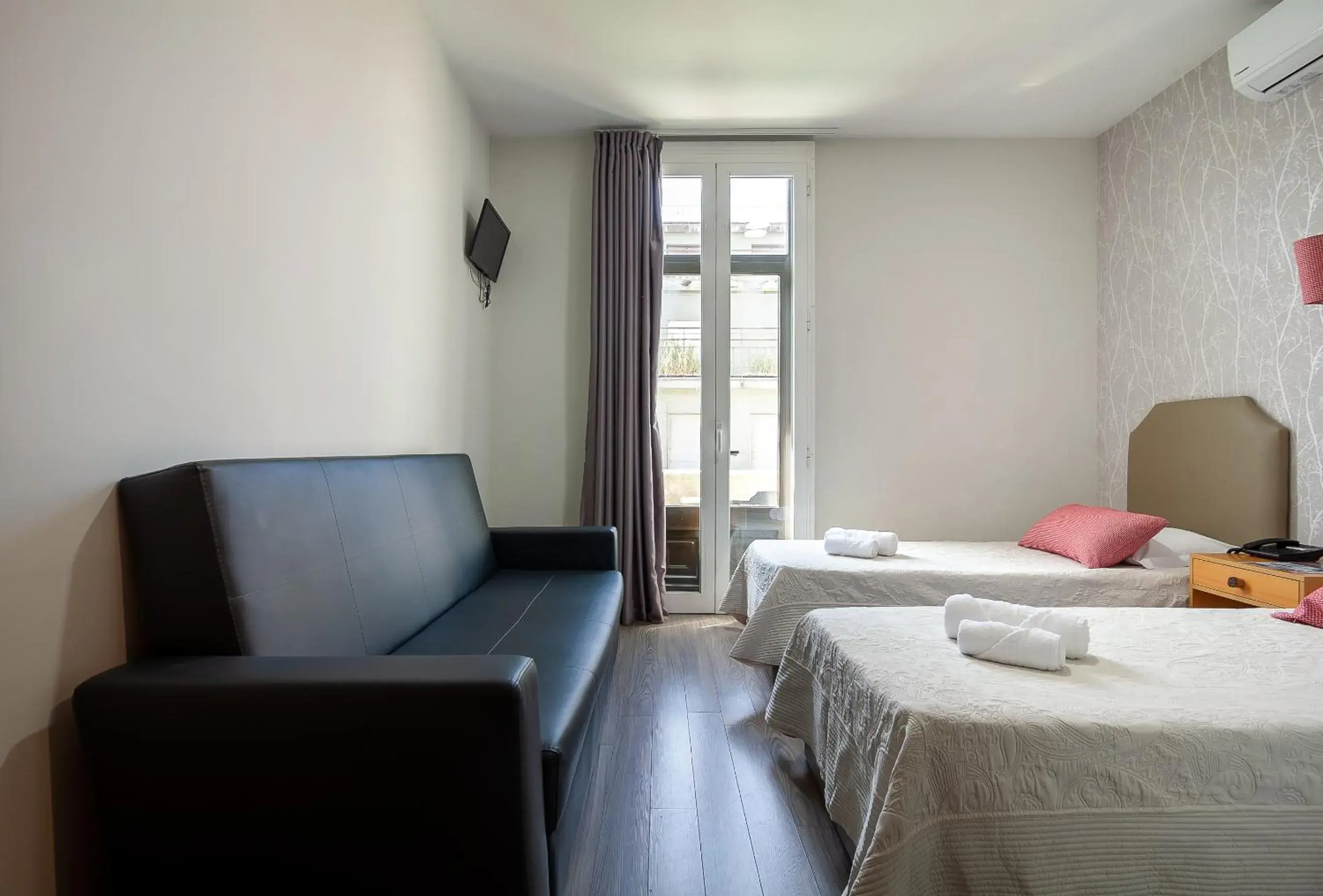 Twin Room in Guest House Porto Clerigus Twin Room in Guest House Porto Clerigus