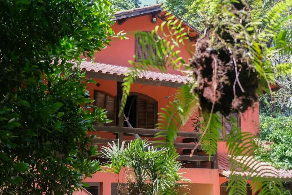 Casa em penedo com cachoeira
