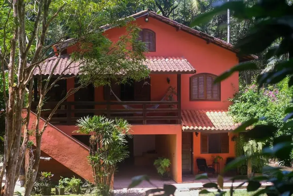 Casa em penedo com cachoeira Casa em penedo com cachoeira