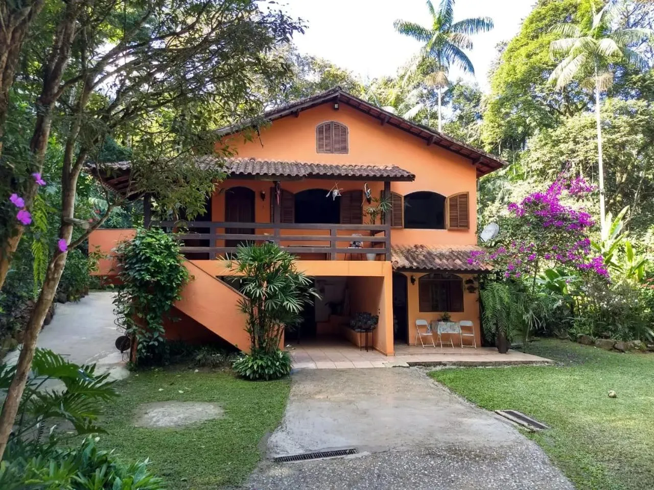 Casa em penedo com cachoeira