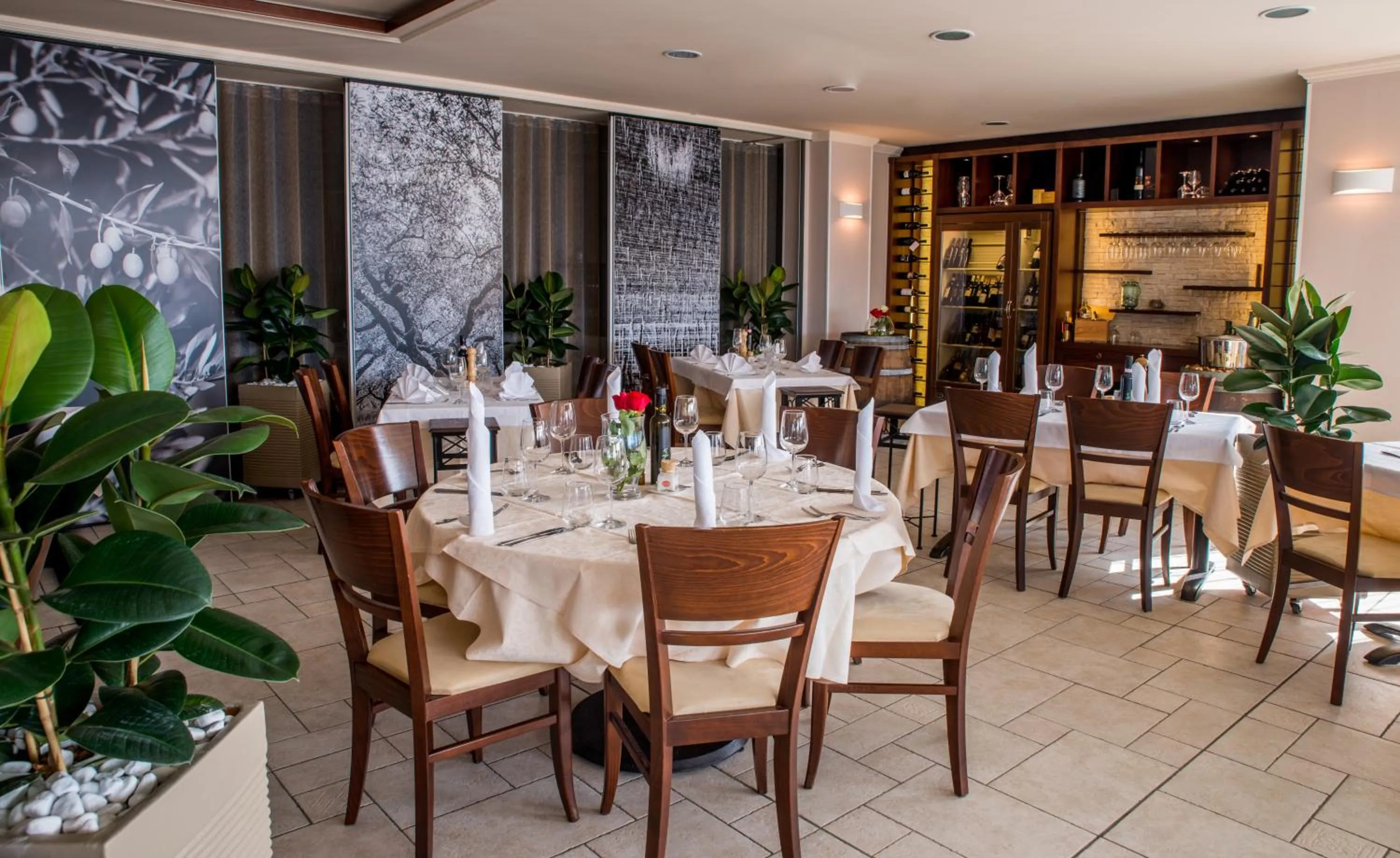 Restaurant/places to eat in Hotel Marina