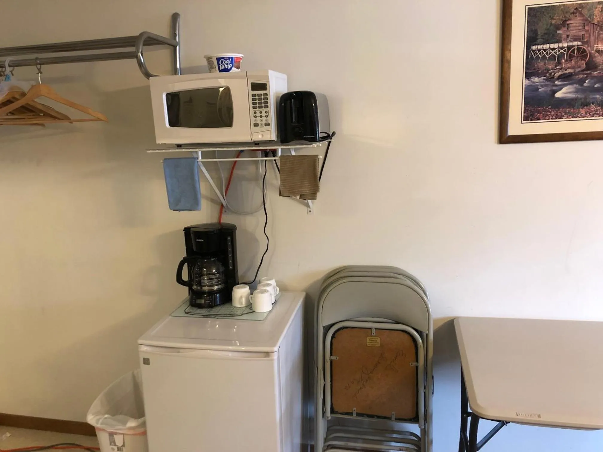 Coffee/tea facilities in Black Hills Cabins at Quail's Crossing