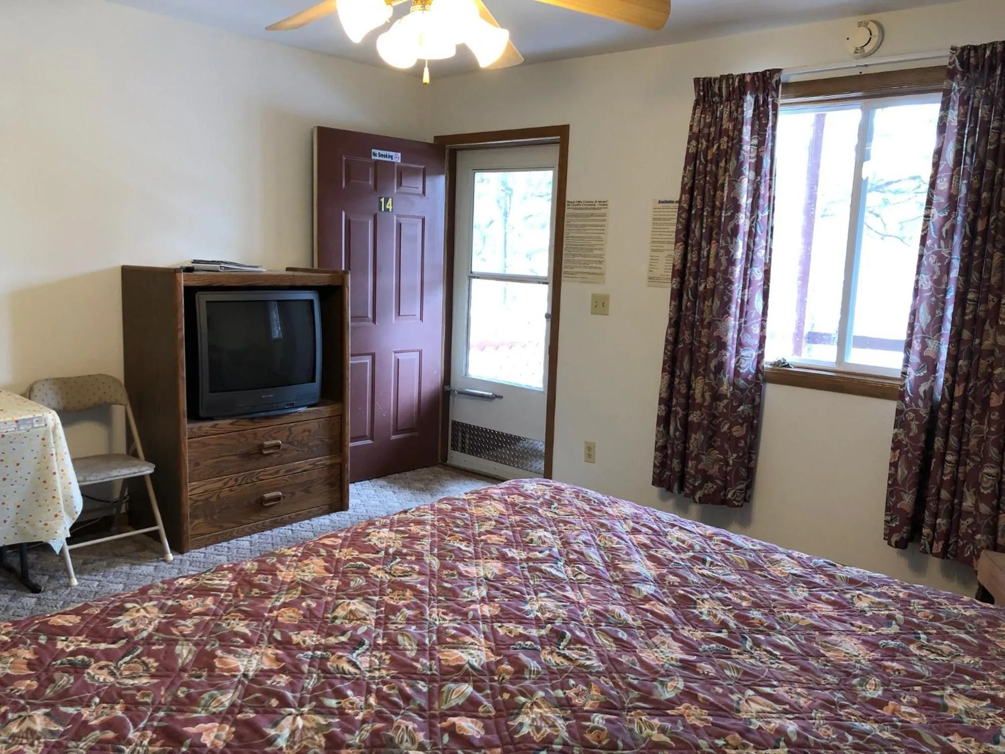 Bed in Black Hills Cabins at Quail's Crossing