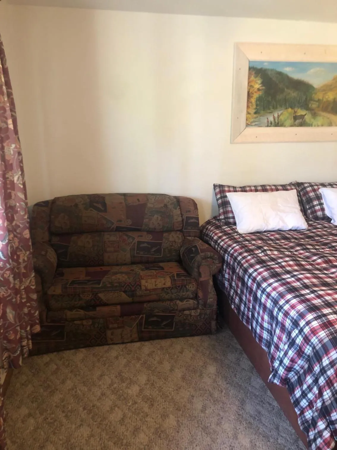 Bed in Black Hills Cabins at Quail's Crossing