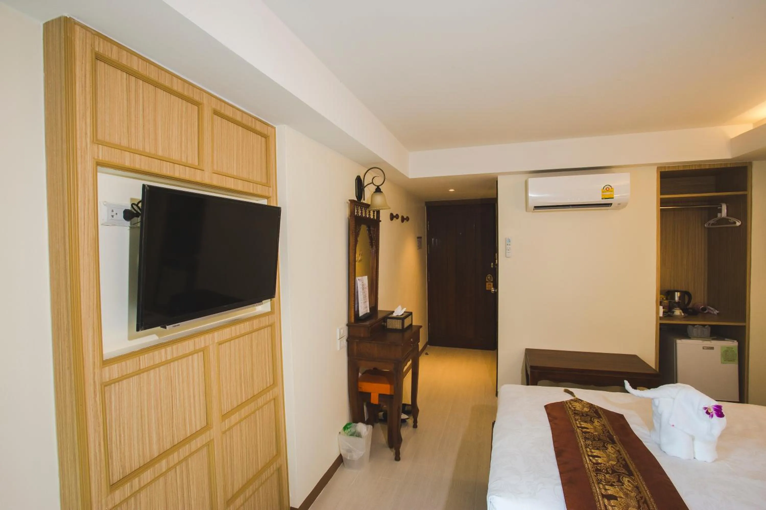 TV and multimedia, Bed in Chada Mantra Hotel