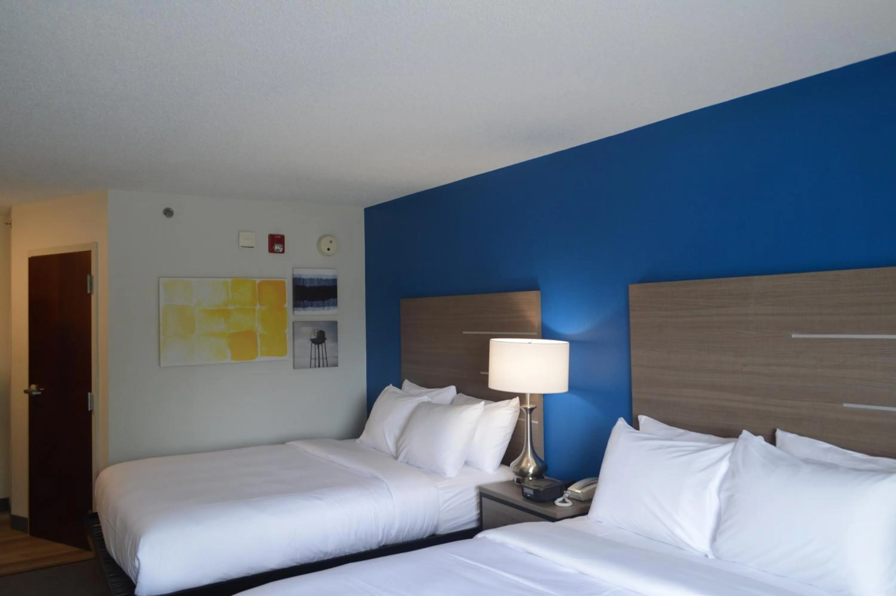 Photo of the whole room, Bed in Comfort Inn & Suites Harrisburg-Hershey North