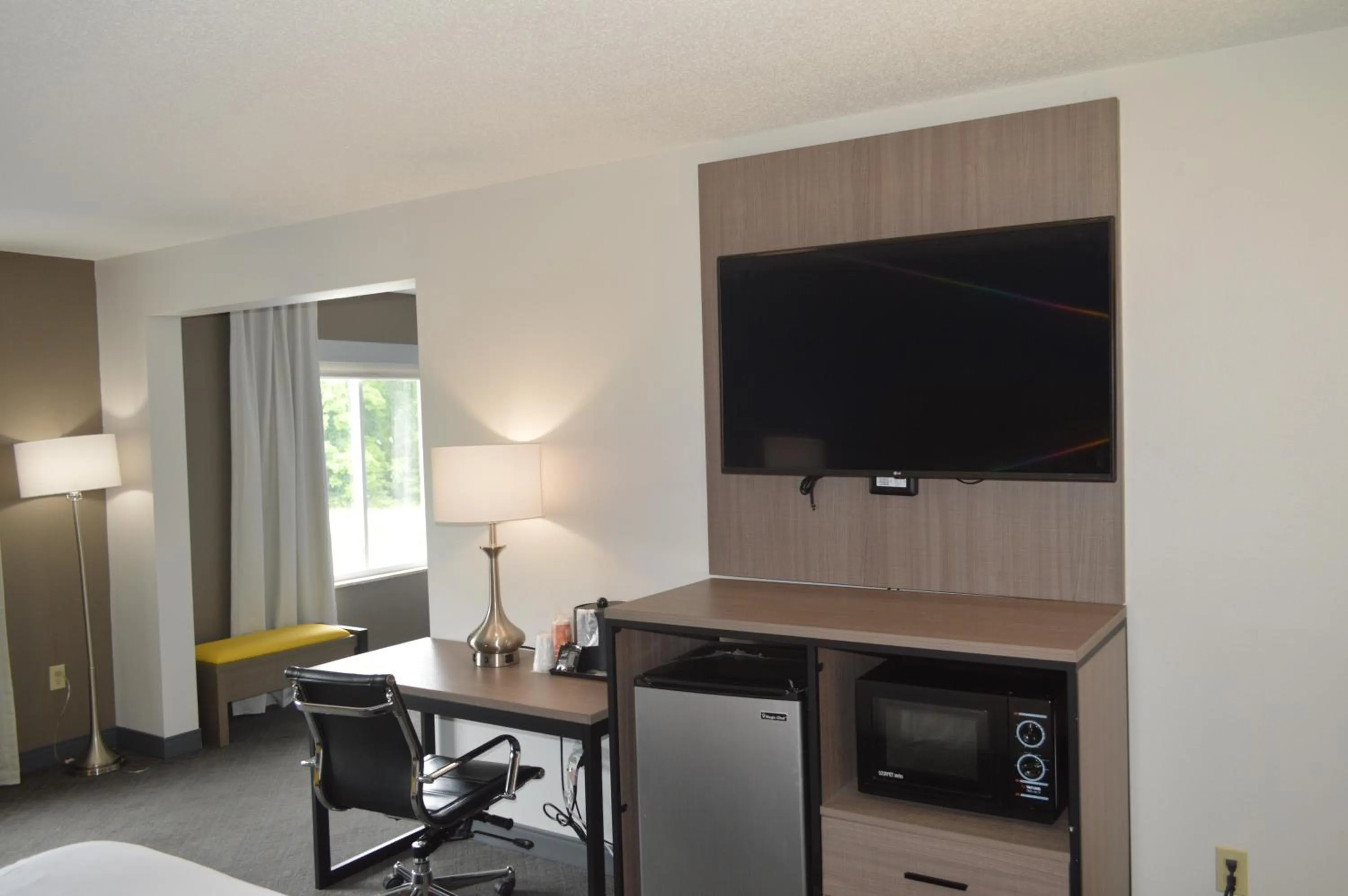 TV and multimedia in Comfort Inn & Suites Harrisburg-Hershey North