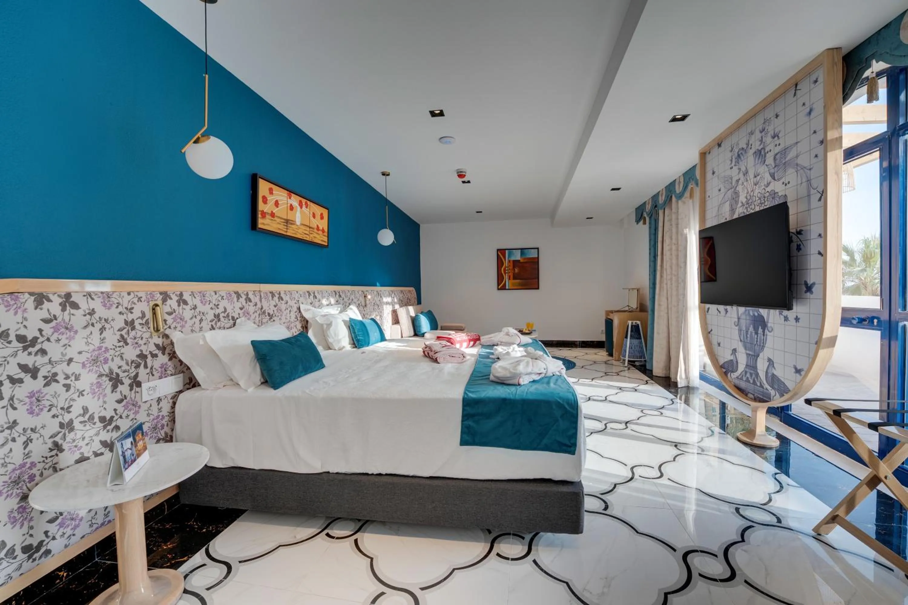 Communal lounge/ TV room, Bed in Grand Muthu Oura View Beach Club