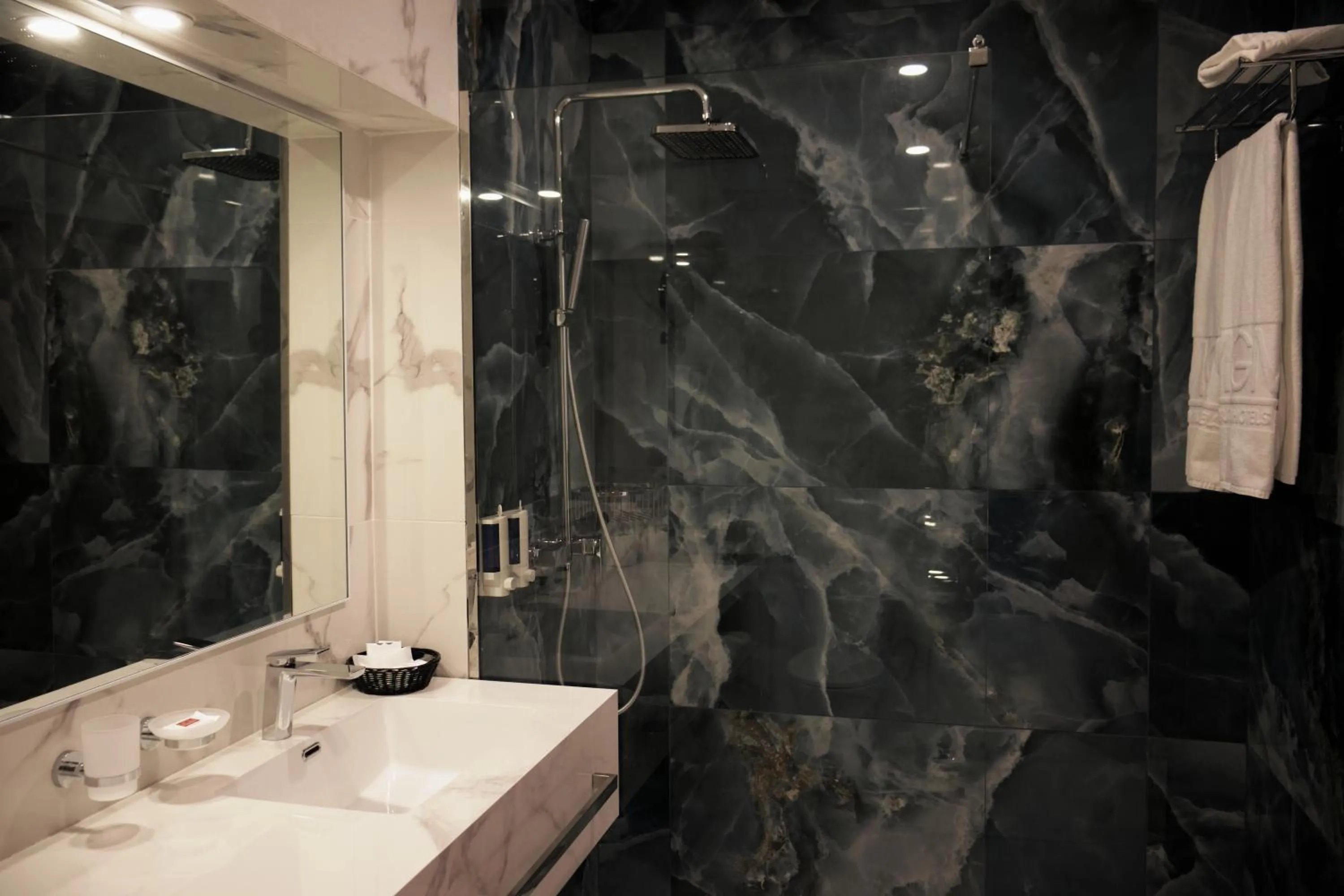 Shower in Grand Muthu Oura View Beach Club