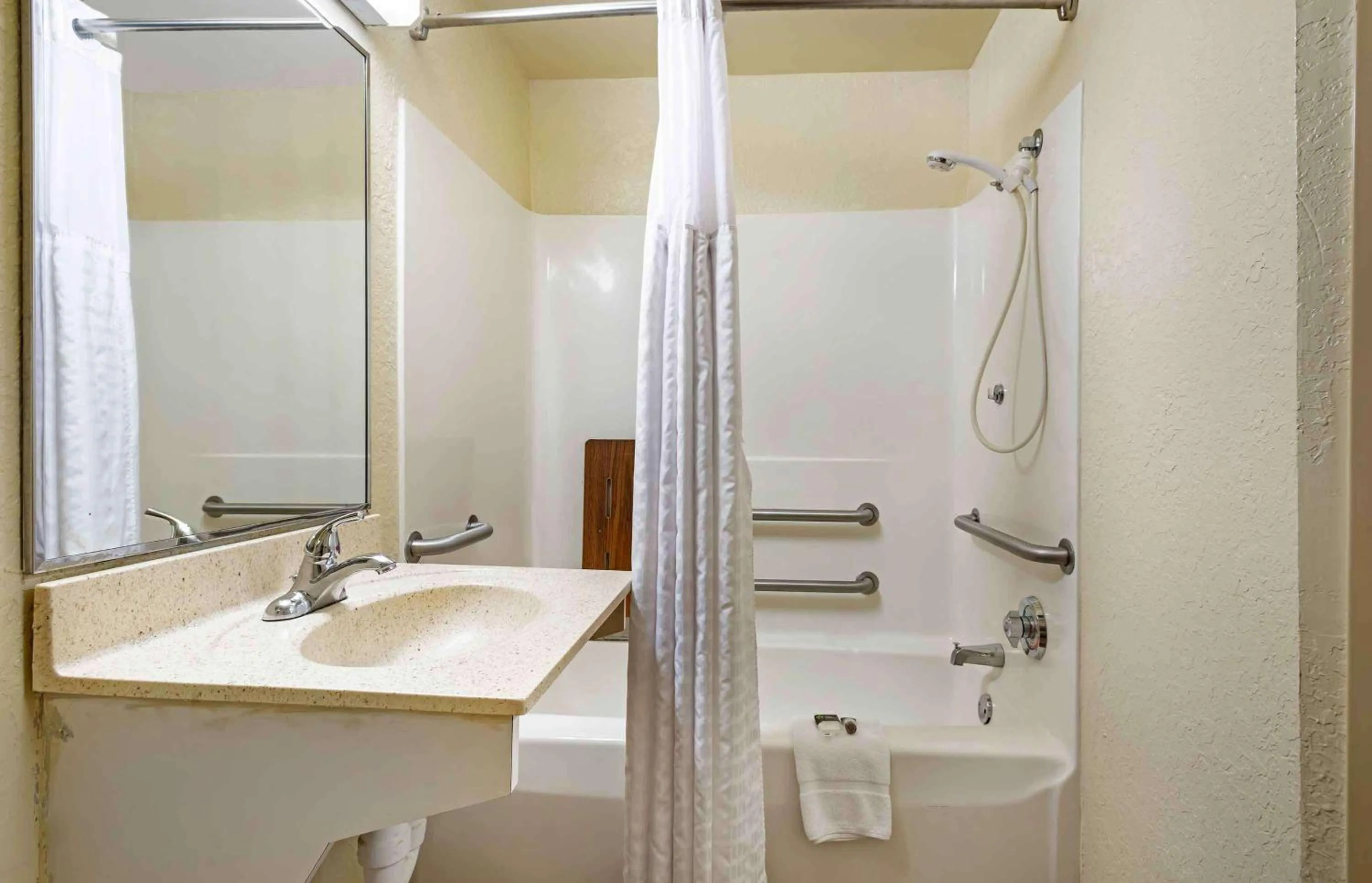 Bathroom in Extended Stay America Suites - Princeton - South Brunswick