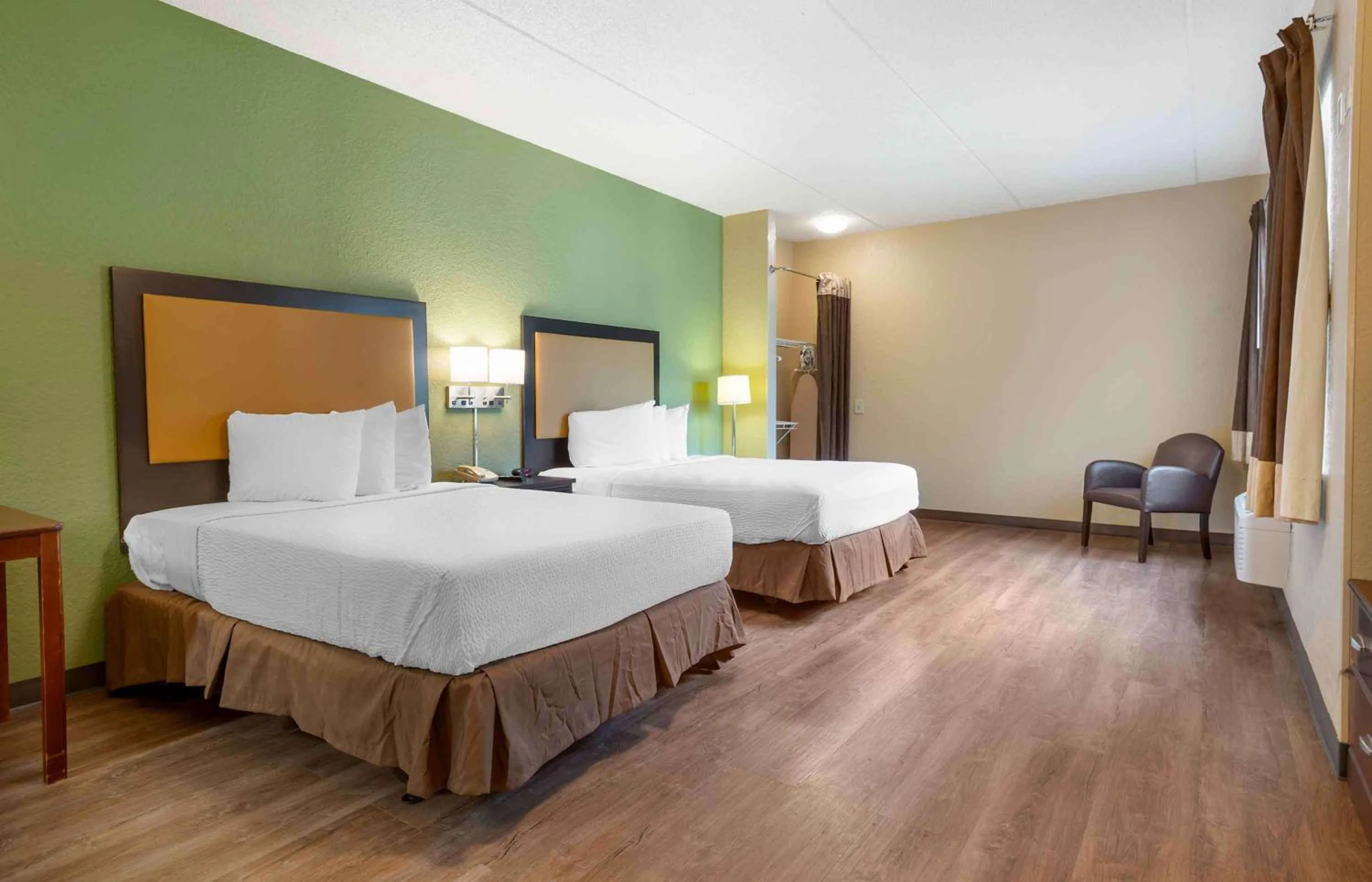 Bedroom, Bed in Extended Stay America Suites - Princeton - South Brunswick