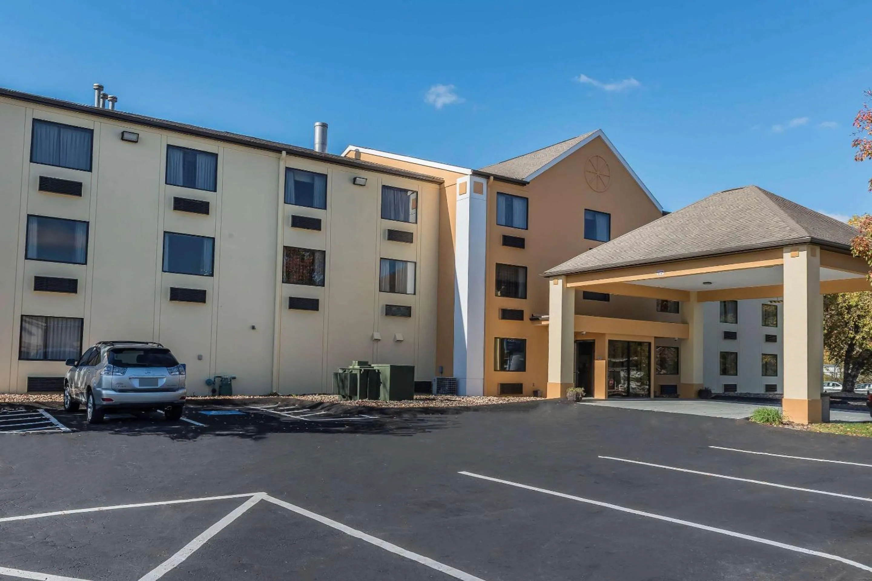 Property building in Quality Inn & Suites Pittsburgh Harmarville