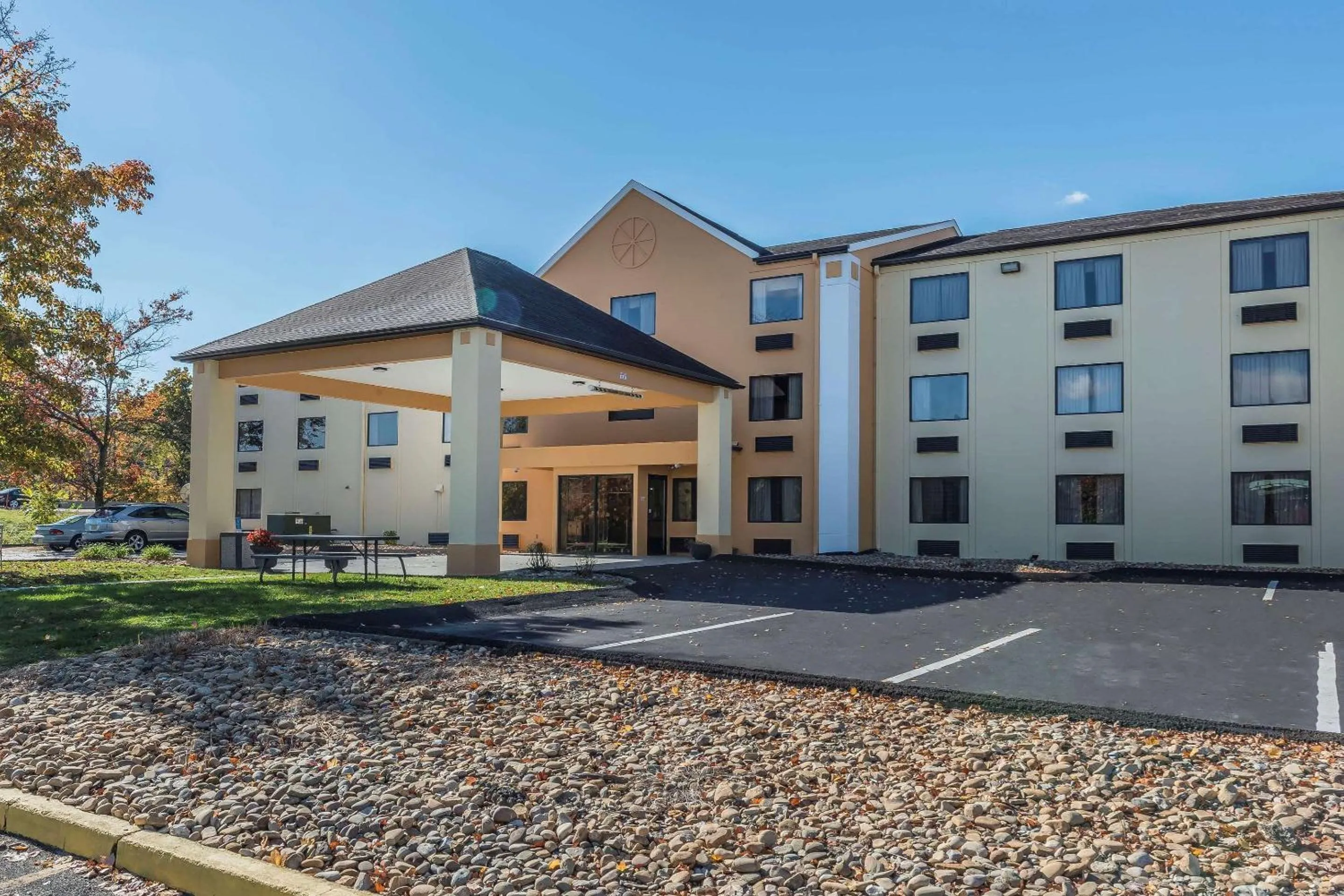 Property building in Quality Inn & Suites Pittsburgh Harmarville