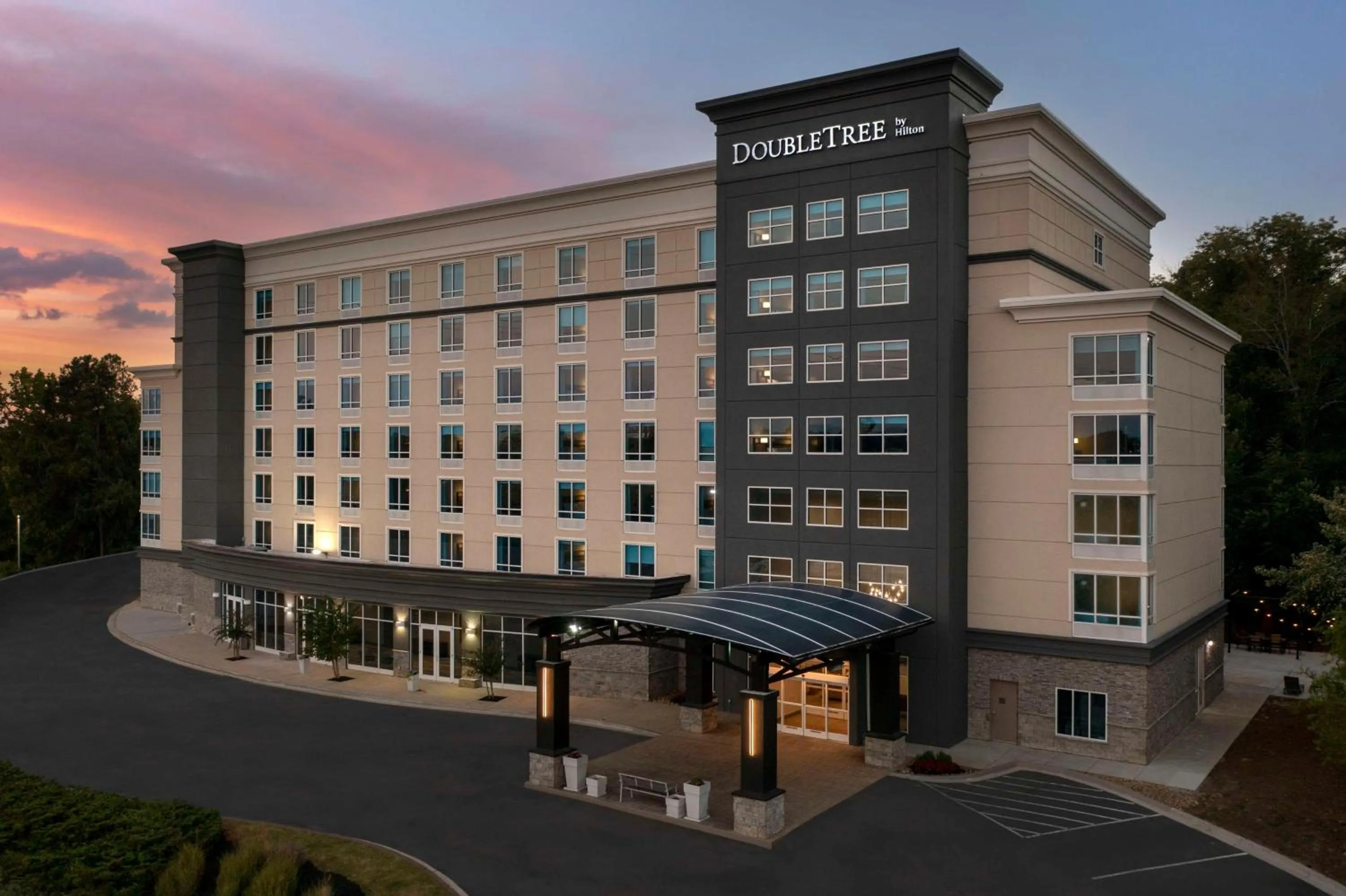 Property building in Doubletree by Hilton Chattanooga Hamilton Place
