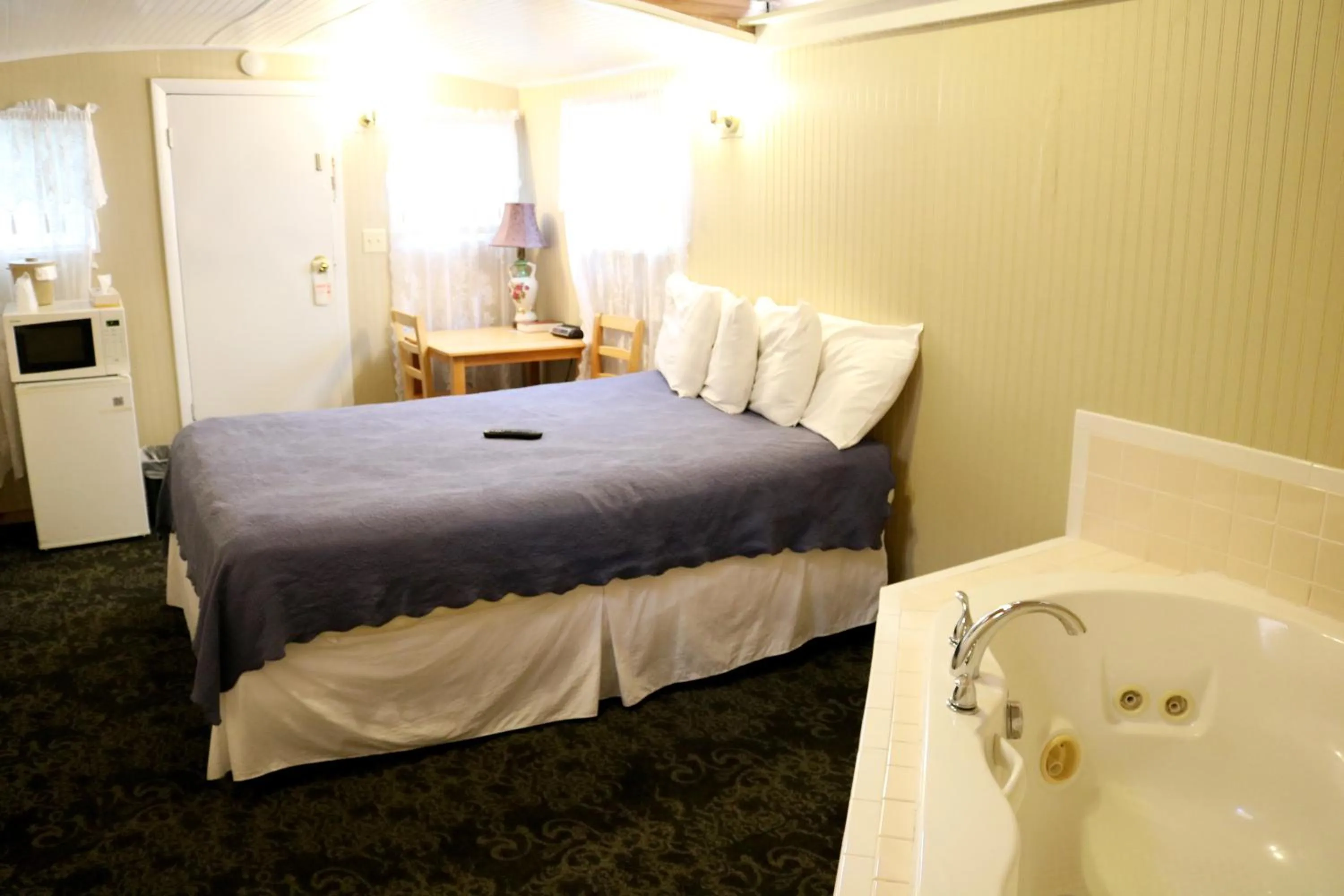 Bed in Red Caboose Motel & Restaurant