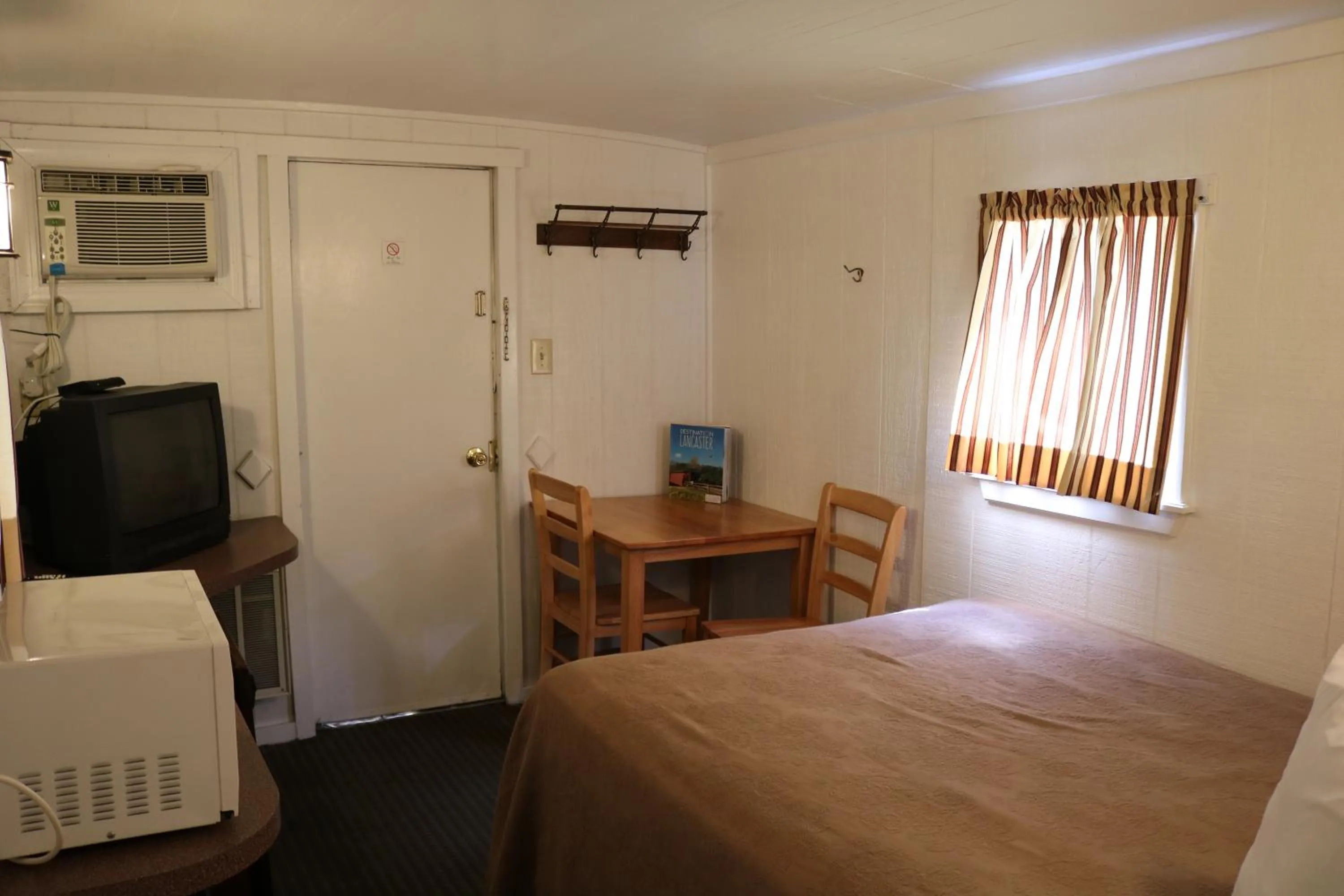 Bed in Red Caboose Motel & Restaurant