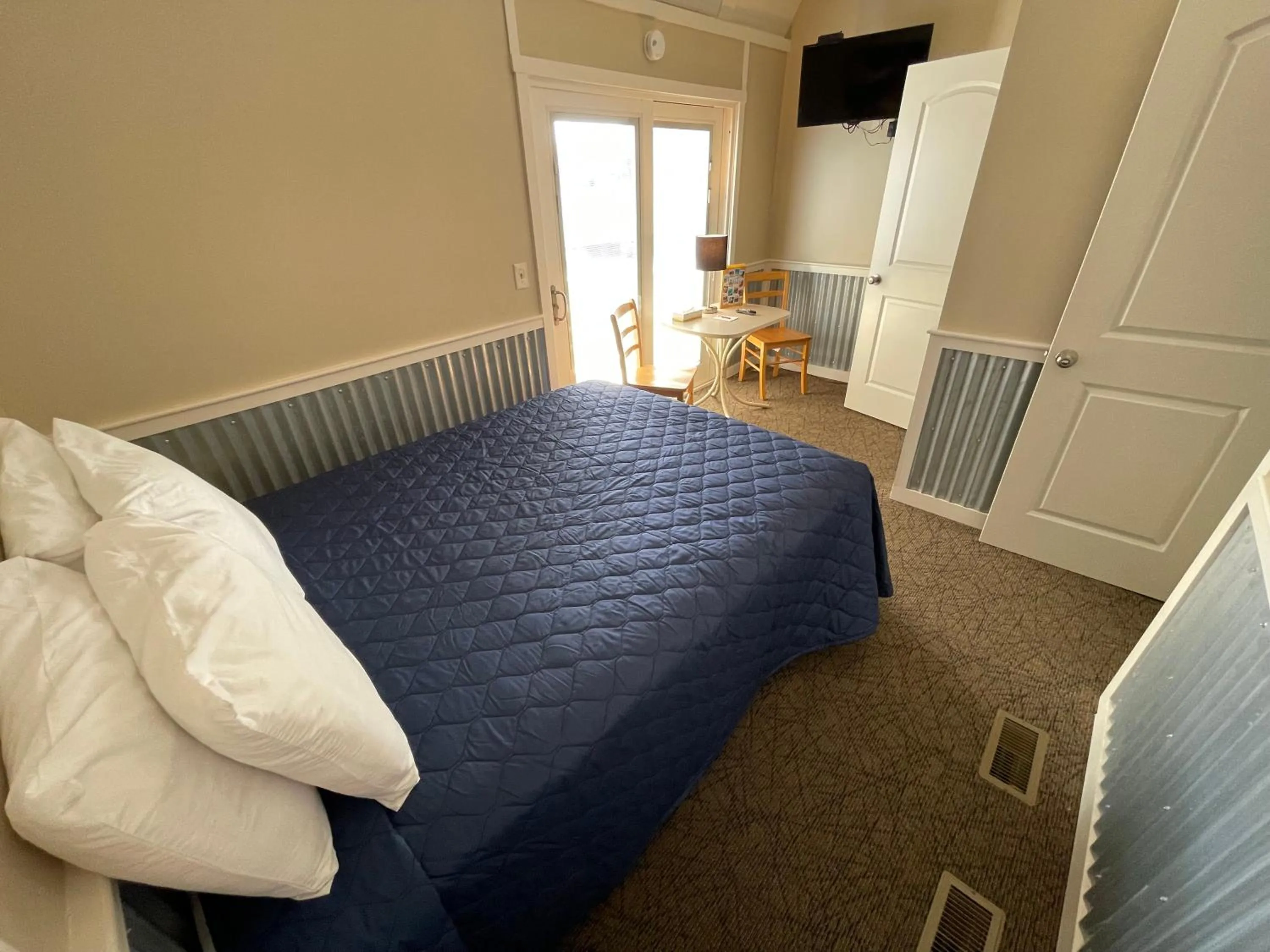 Bedroom, Bed in Red Caboose Motel & Restaurant